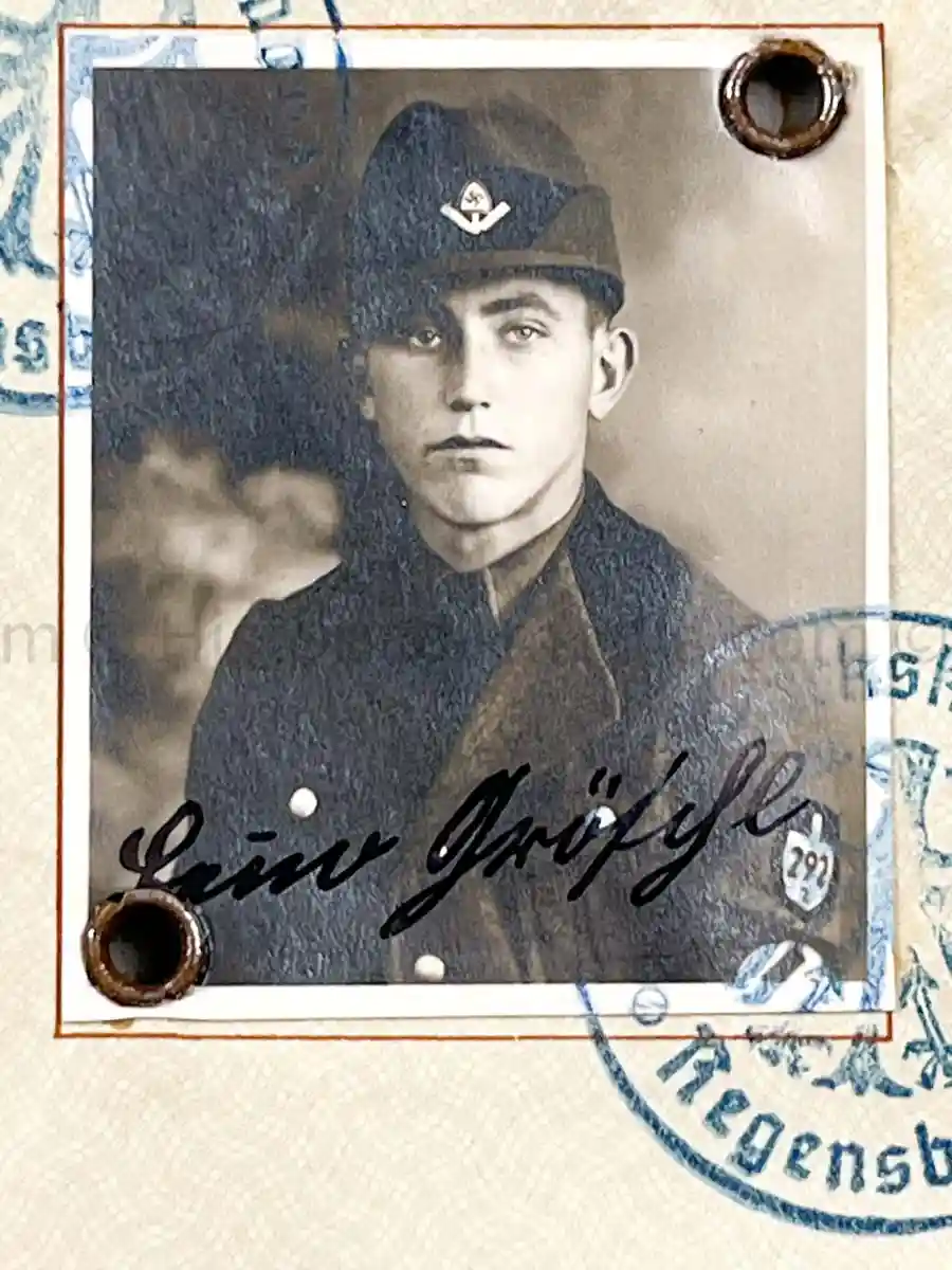 GEBIRGSJÄGER WEHRPASS - 10. INFANTERIE DIVISION - 5. GEBIRGS DIVISION - POLAND, FRANCE, BALKANS, GREECE, RUSSIA - WOLCHOW & LENINGRAD