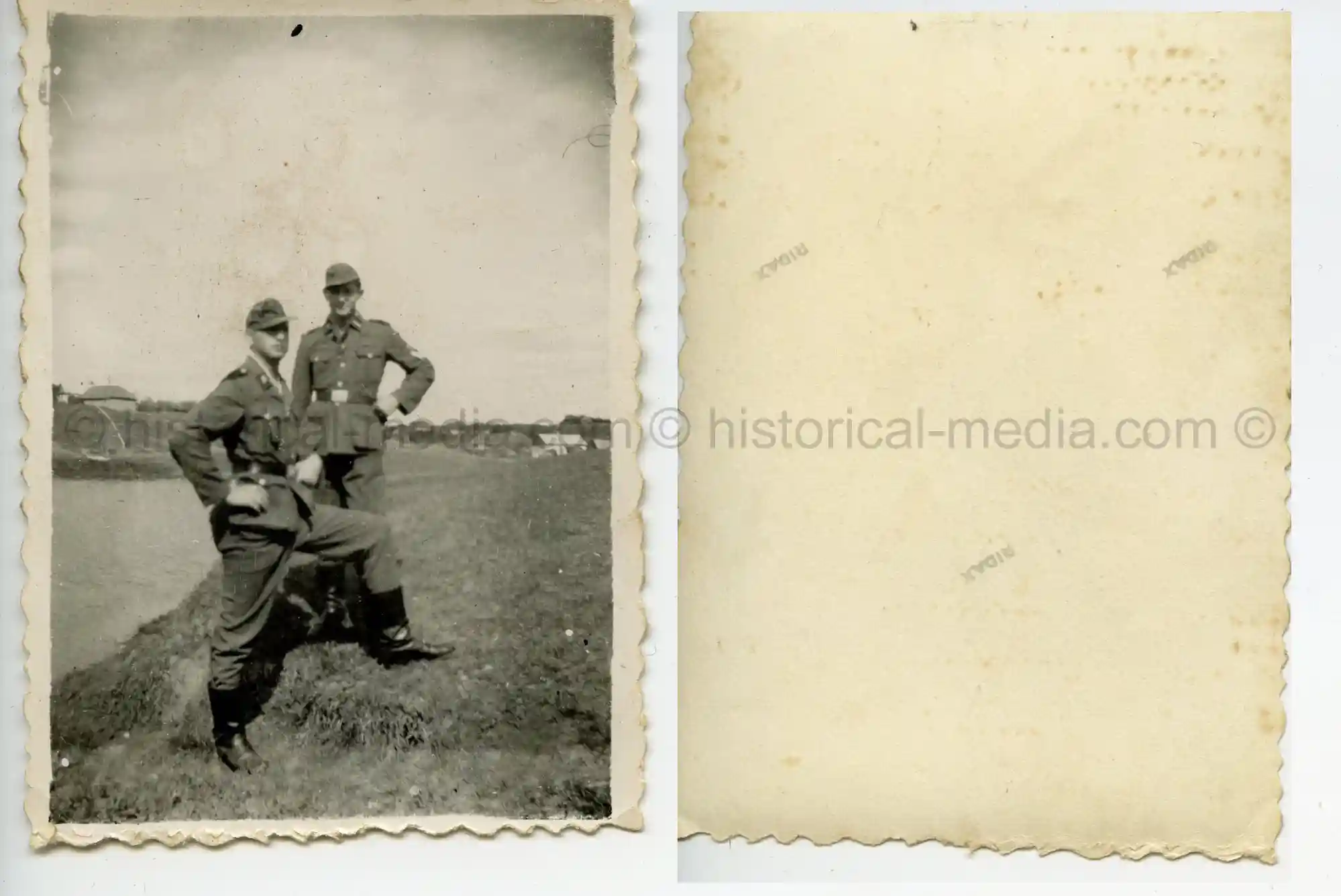 WAFFEN-SS PHOTO -  WIKING SOLDIERS WEARING CAMO FIELD CAP M42 TARNMÜTZE