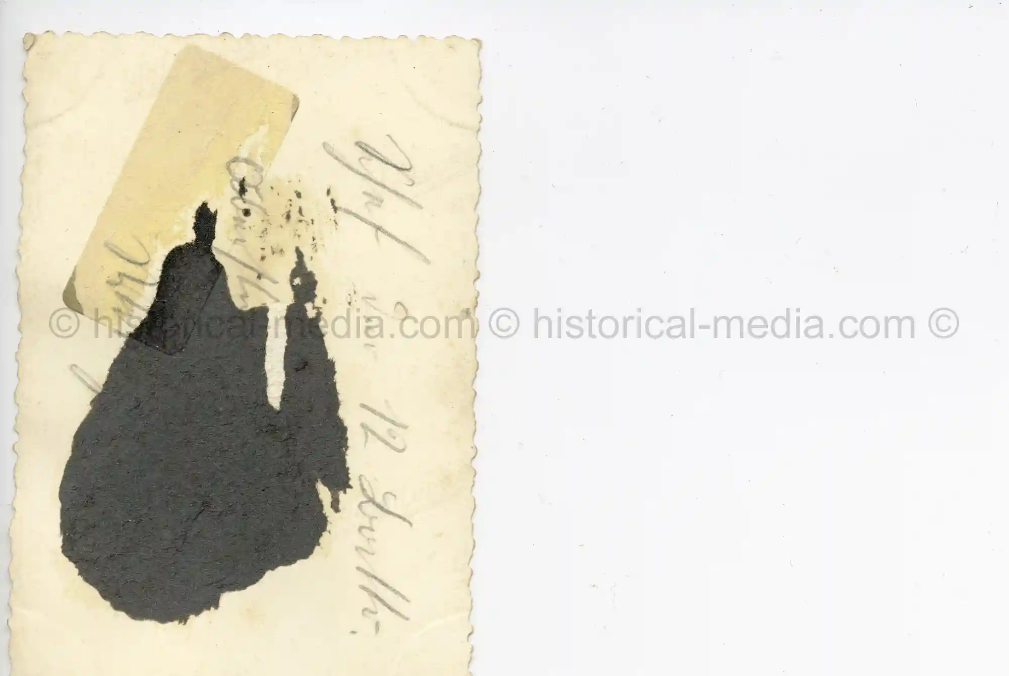 WAFFEN-SS PHOTO - WIKING ARTILLERIE OFFICER POSES IN FIELD