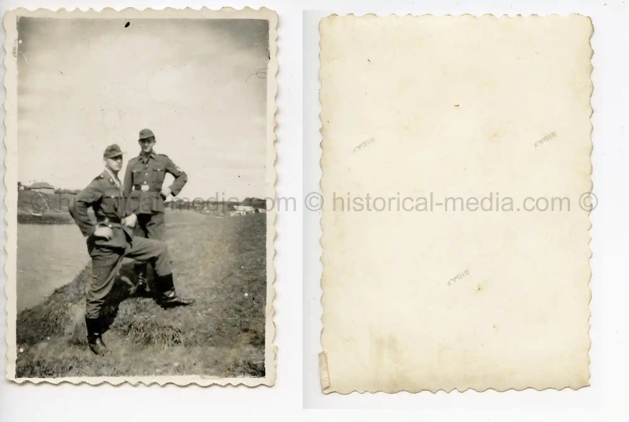 WAFFEN-SS PHOTO - WIKING SOLDIERS WEARING CAMO FIELD CAP M42 TARNMÜTZE