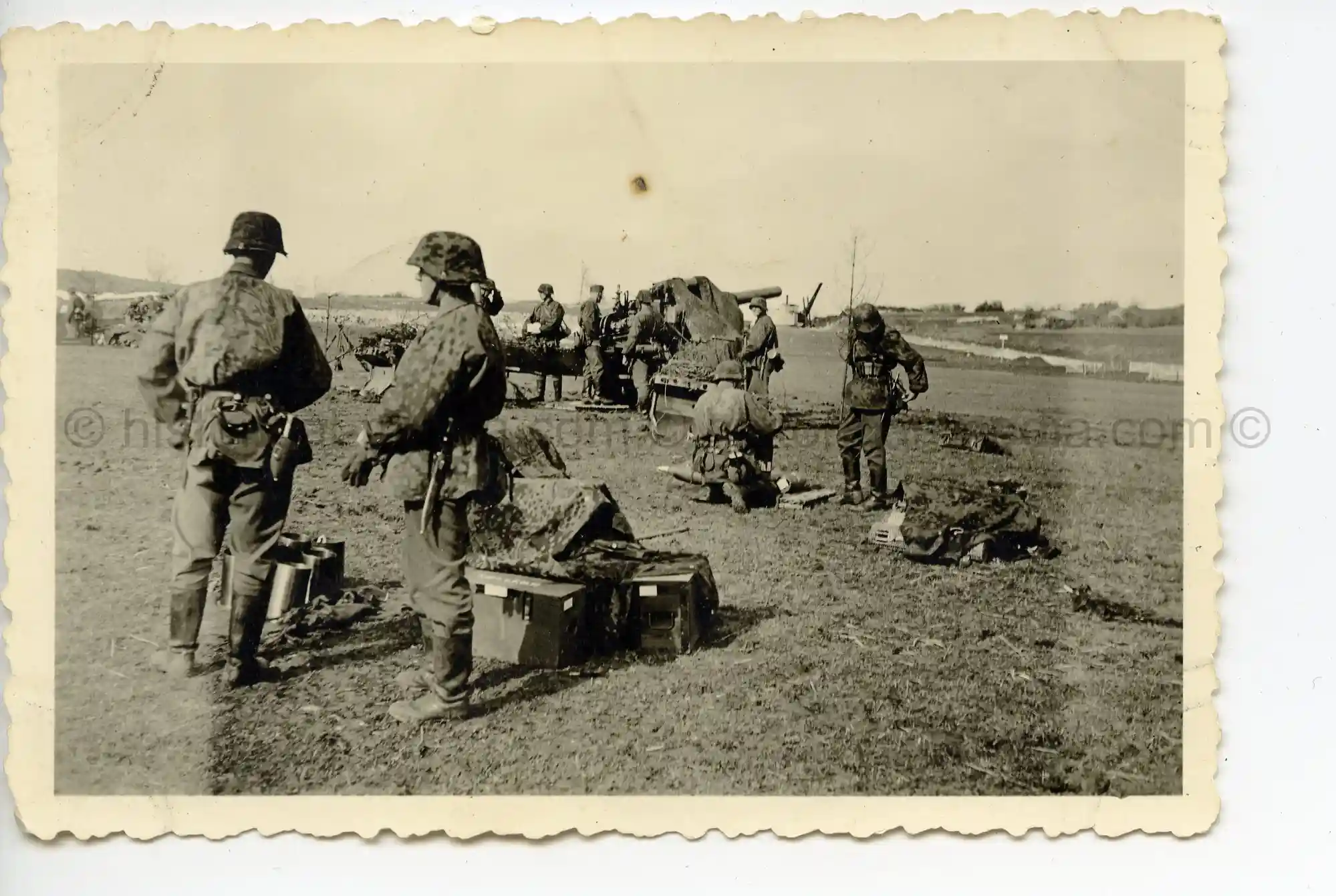 WAFFEN-SS PHOTO - WIKING ARTILLERIE SOLDIERS WEARING CAMO SMOCKS & HELMETS