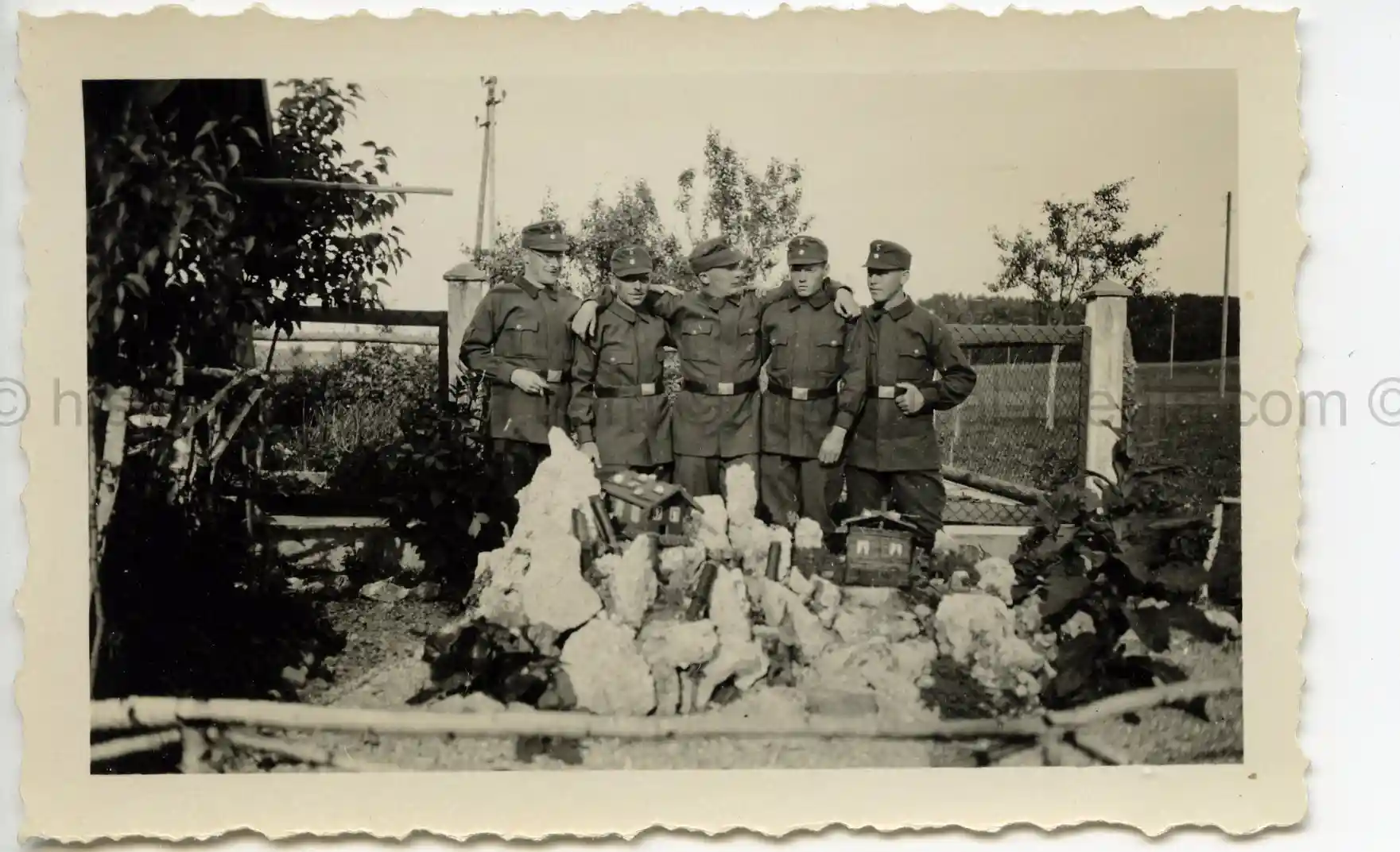 WAFFEN-SS PHOTO - SOLDIERS IN TRAINING/DRILL? UNIFORMS