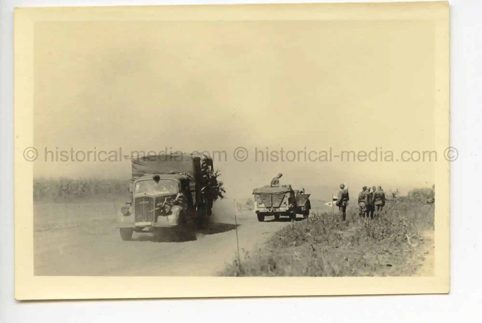 WAFFEN-SS PHOTO - WIKING SOLDIERS & VEHICLES IN RUSSIA