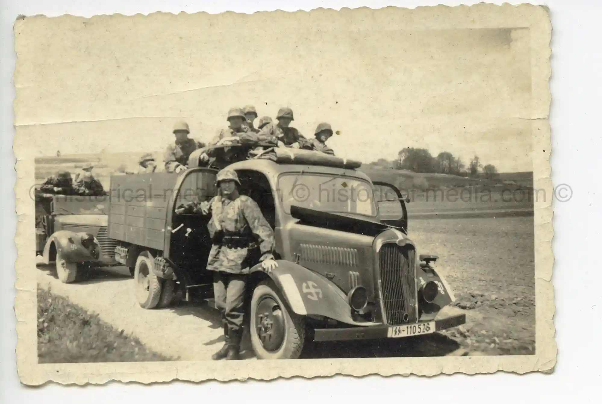 WAFFEN-SS PHOTO - WIKING SOLDIERS IN CAMO SMOCKS + LKW W/ WIKING EMBLEM