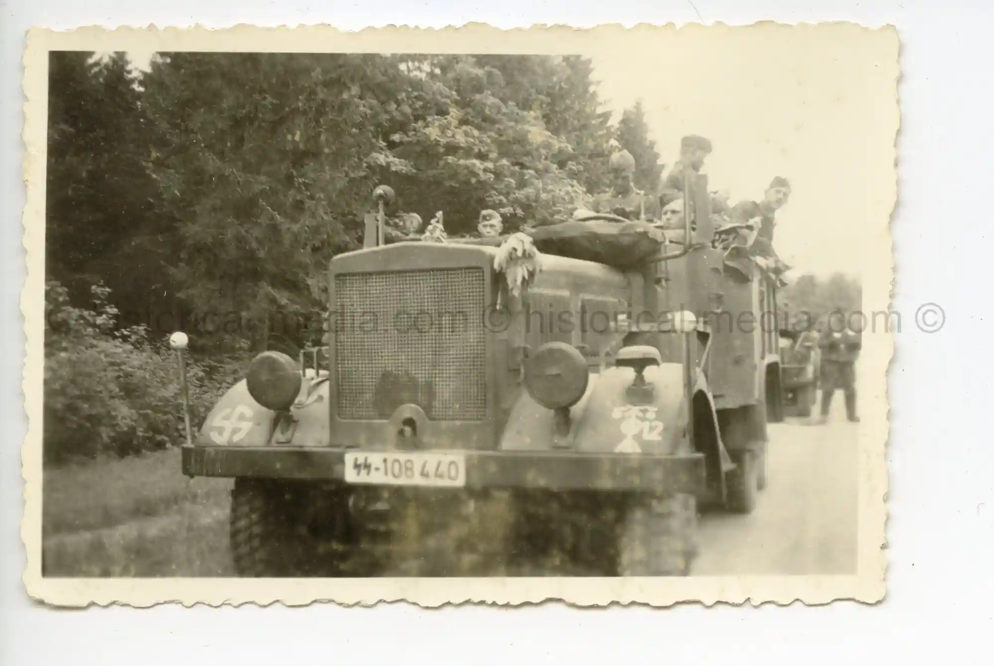 WAFFEN-SS PHOTO - WIKING SOLDIERS IN CAMO SMOCKS + LKW W/ WIKING EMBLEM