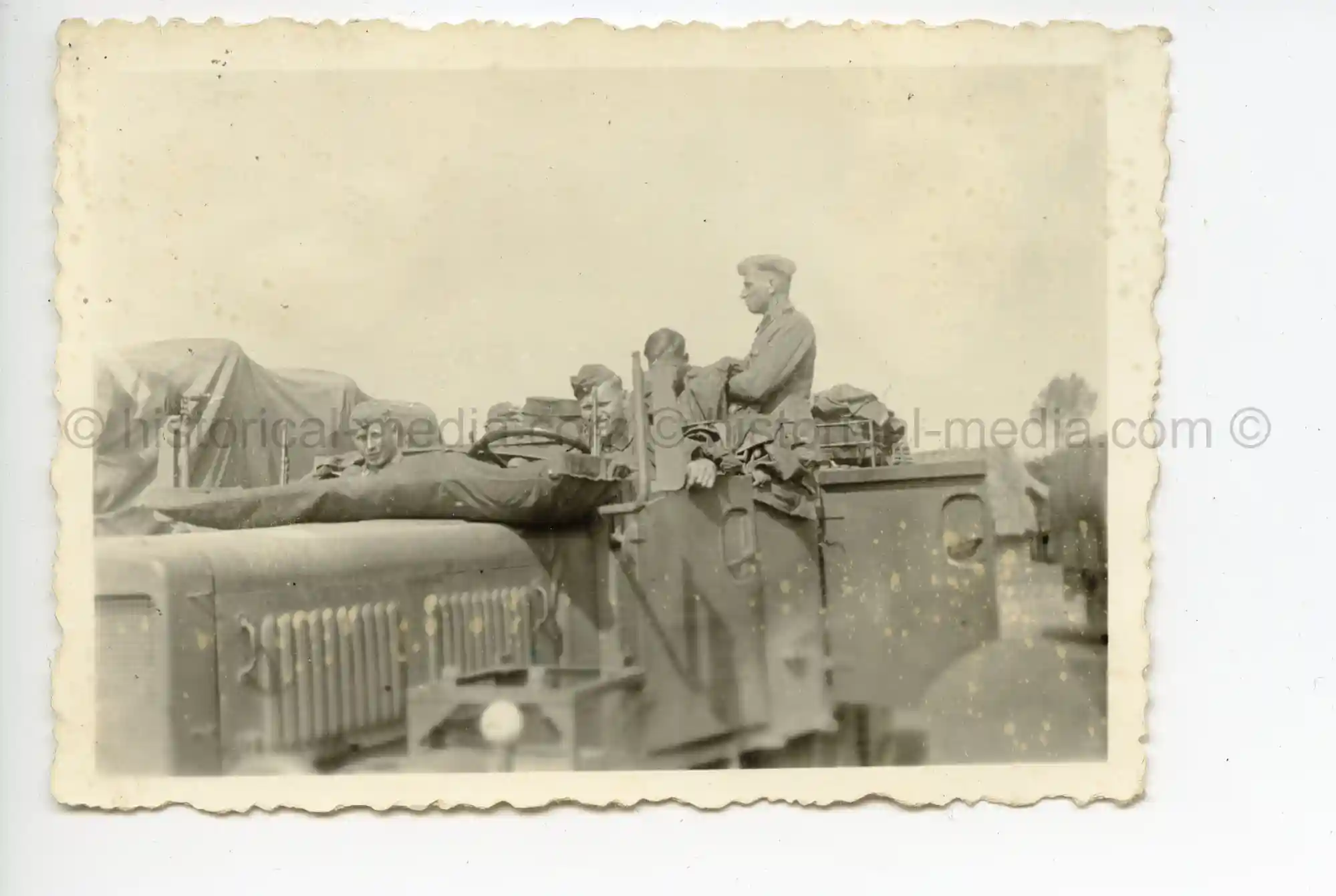WAFFEN-SS PHOTO - WIKING SOLDIERS IN CAMO SMOCKS + LKW IN RUSSIA