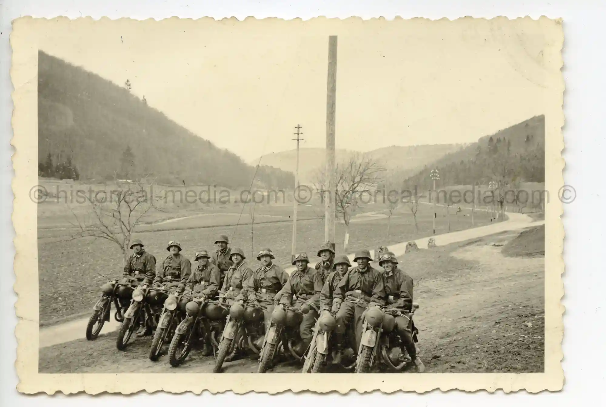 WAFFEN-SS PHOTO - WIKING KRAD TROOPS IN CAMO SMOCKS + MOTORCYCLES - SHARP!