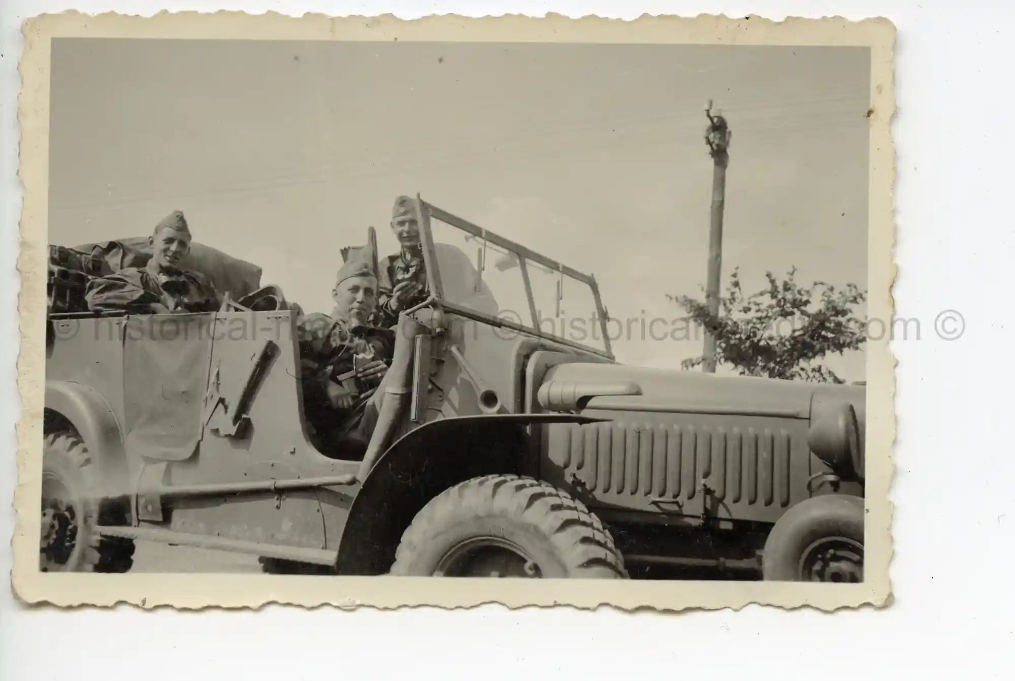 WAFFEN-SS PHOTO - WIKING SOLDIERS IN CAMO SMOCKS + LKW IN RUSSIA