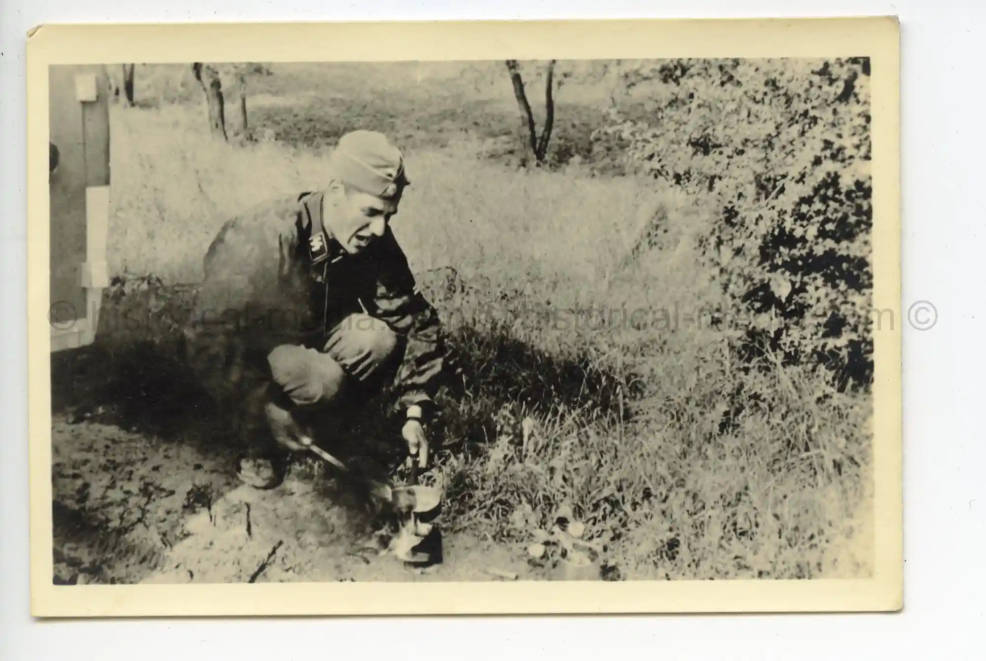 WAFFEN-SS PHOTO - WIKING SOLDIERS IN CAMO SMOCK USES CAMP STOVE