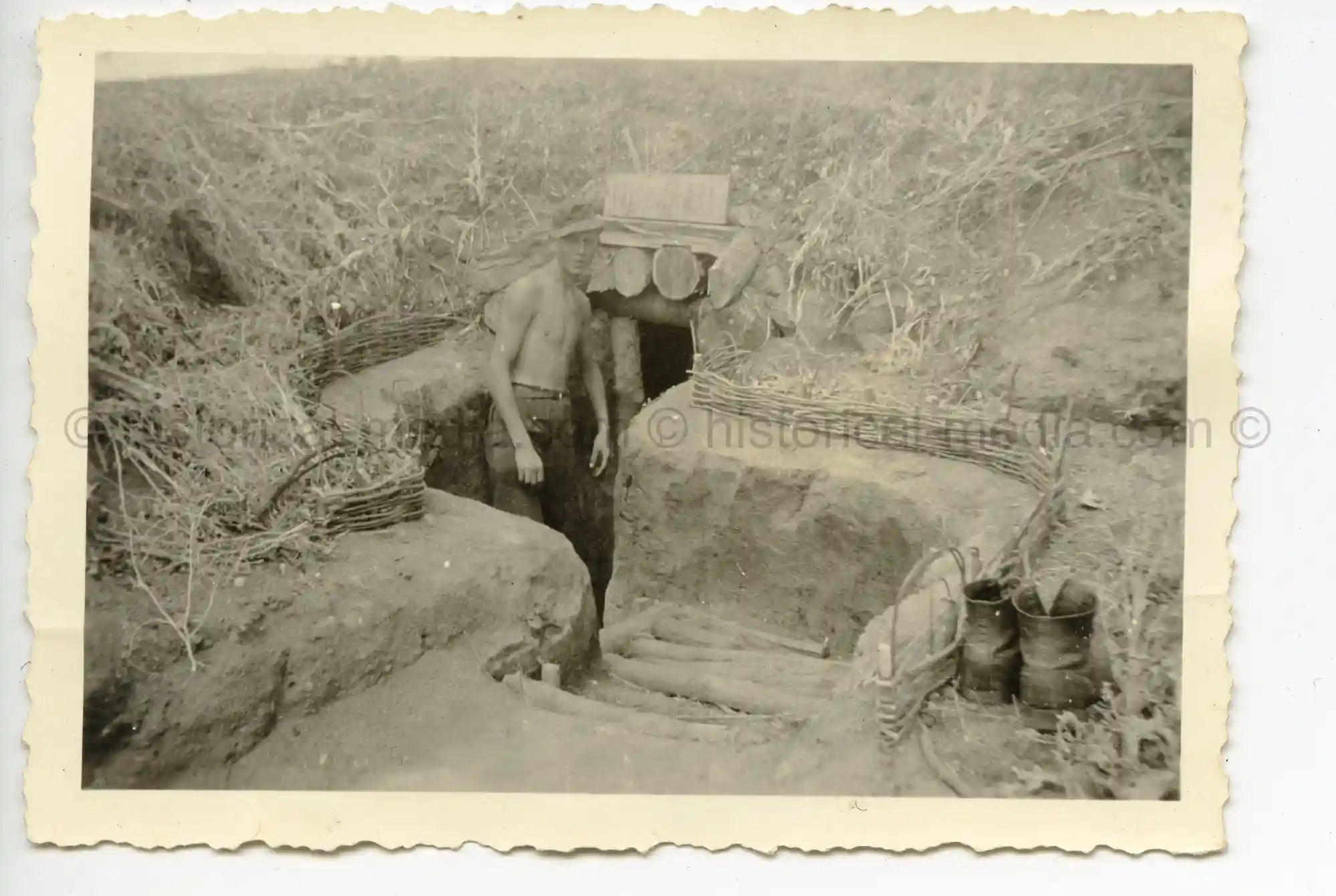 WAFFEN-SS PHOTO - WIKING SOLDIERS WEARING CAMO FIELD CAP M42 TARNMÜTZE IN FIELD BUNKER