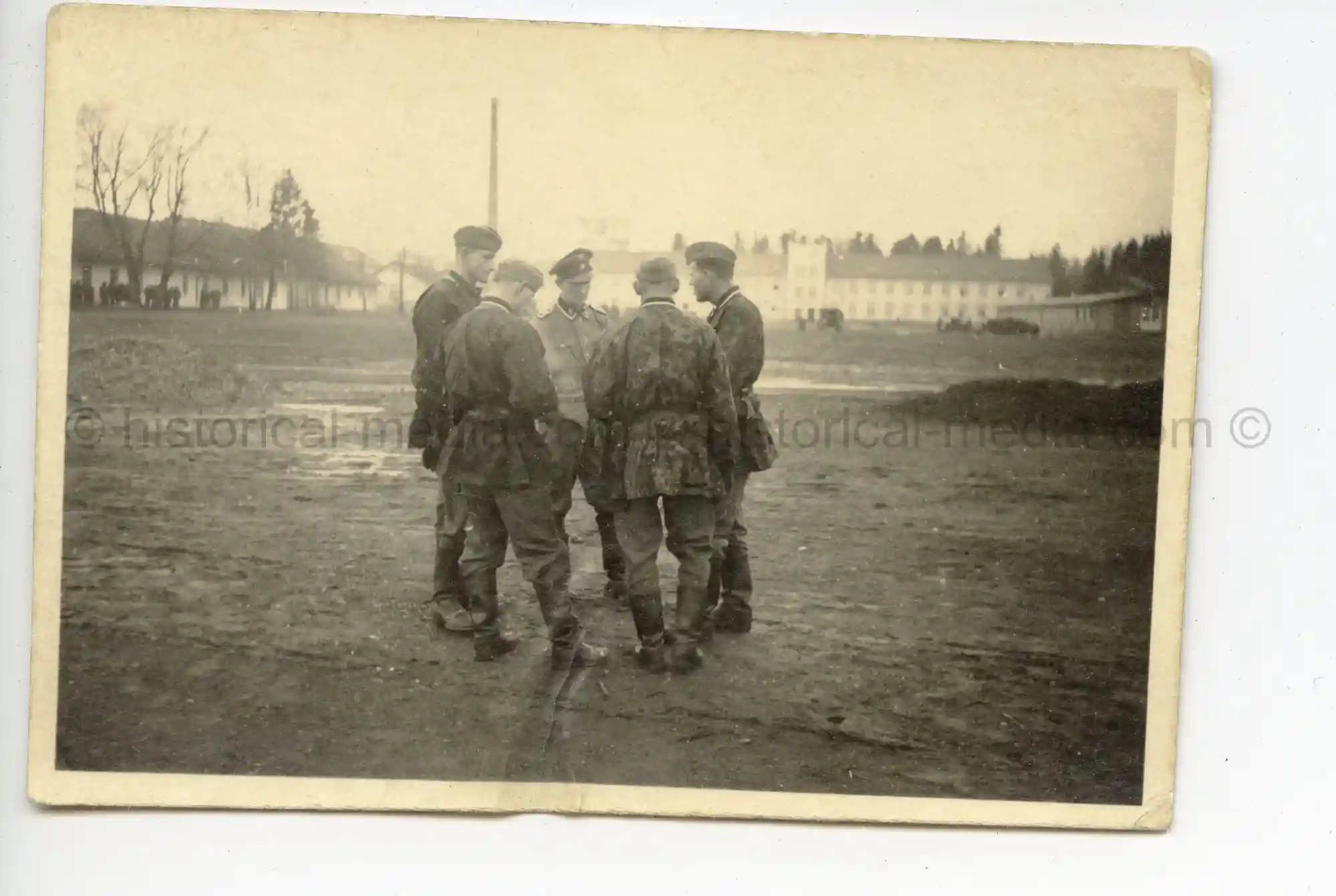 WAFFEN-SS PHOTO - WIKING SOLDIERS IN CAMO SMOCKS AT DACAHU