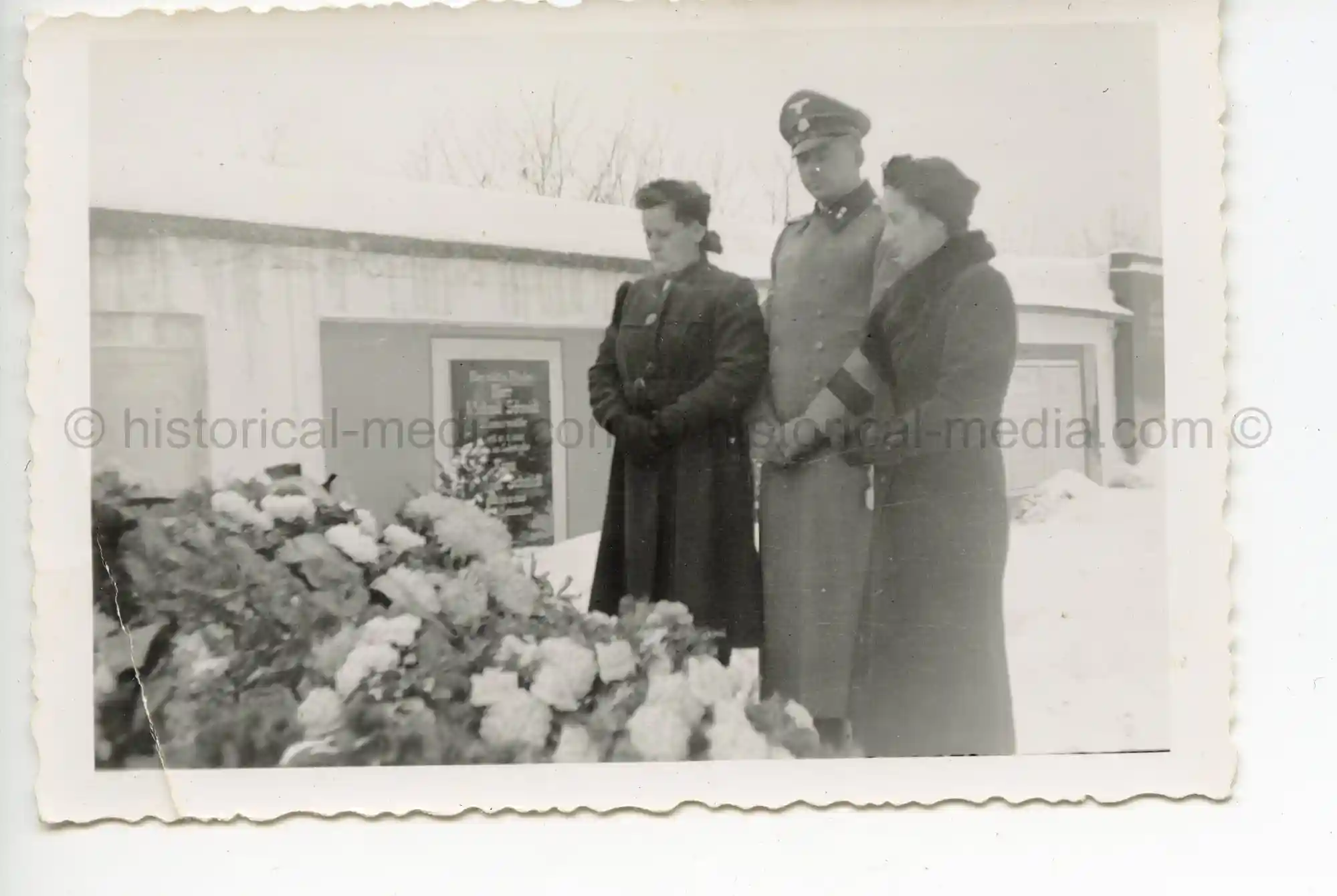 WAFFEN-SS PHOTO - WIKING SOLDIER & FAMILY AT FUNERAL