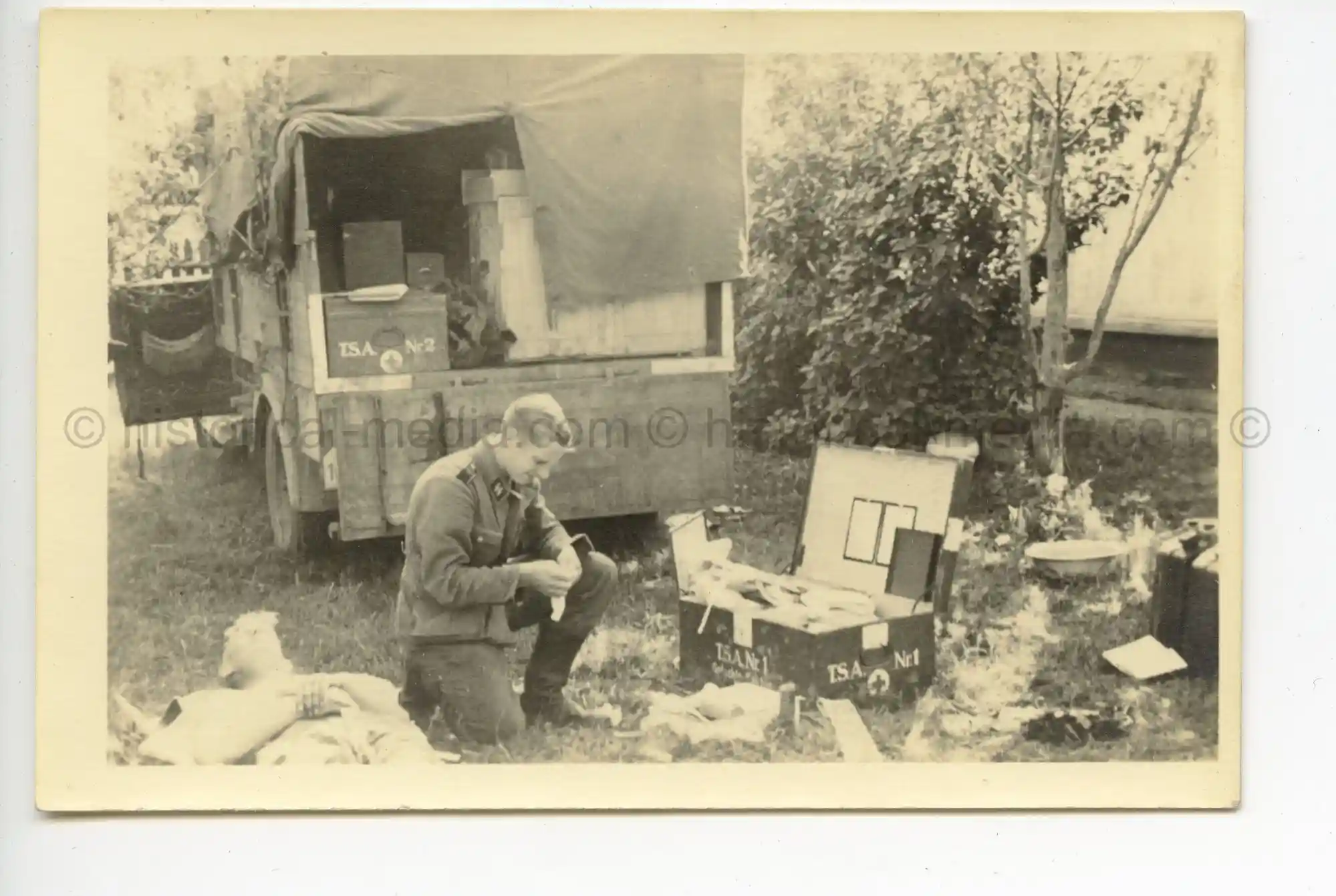 WAFFEN-SS PHOTO - WIKING MEDIC TREATS WOUNDED IN THE FIELD - MEDICAL GEAR