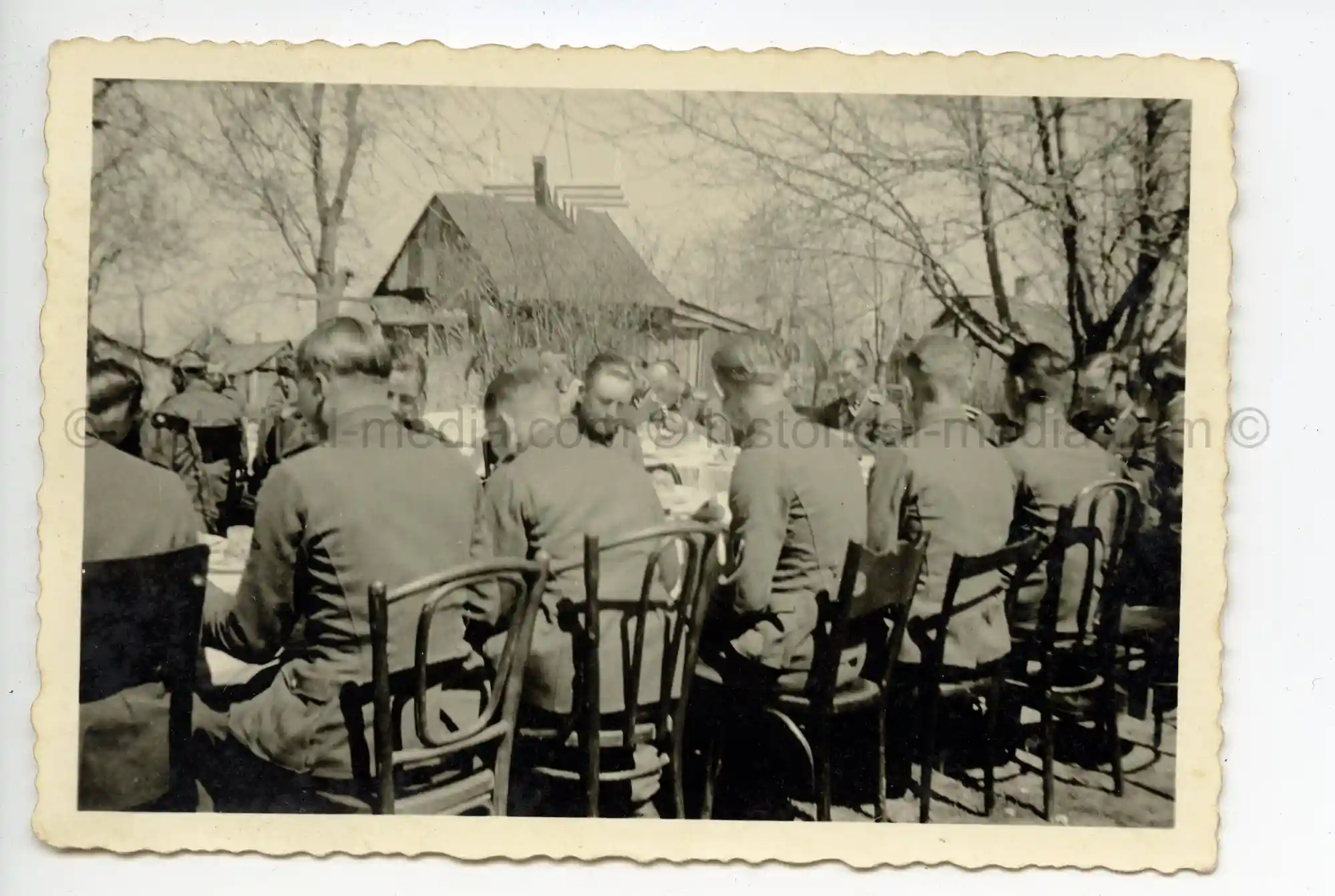 WAFFEN-SS PHOTO - WIKING SOLDIERS HAVE MEAL IN THE FIELD
