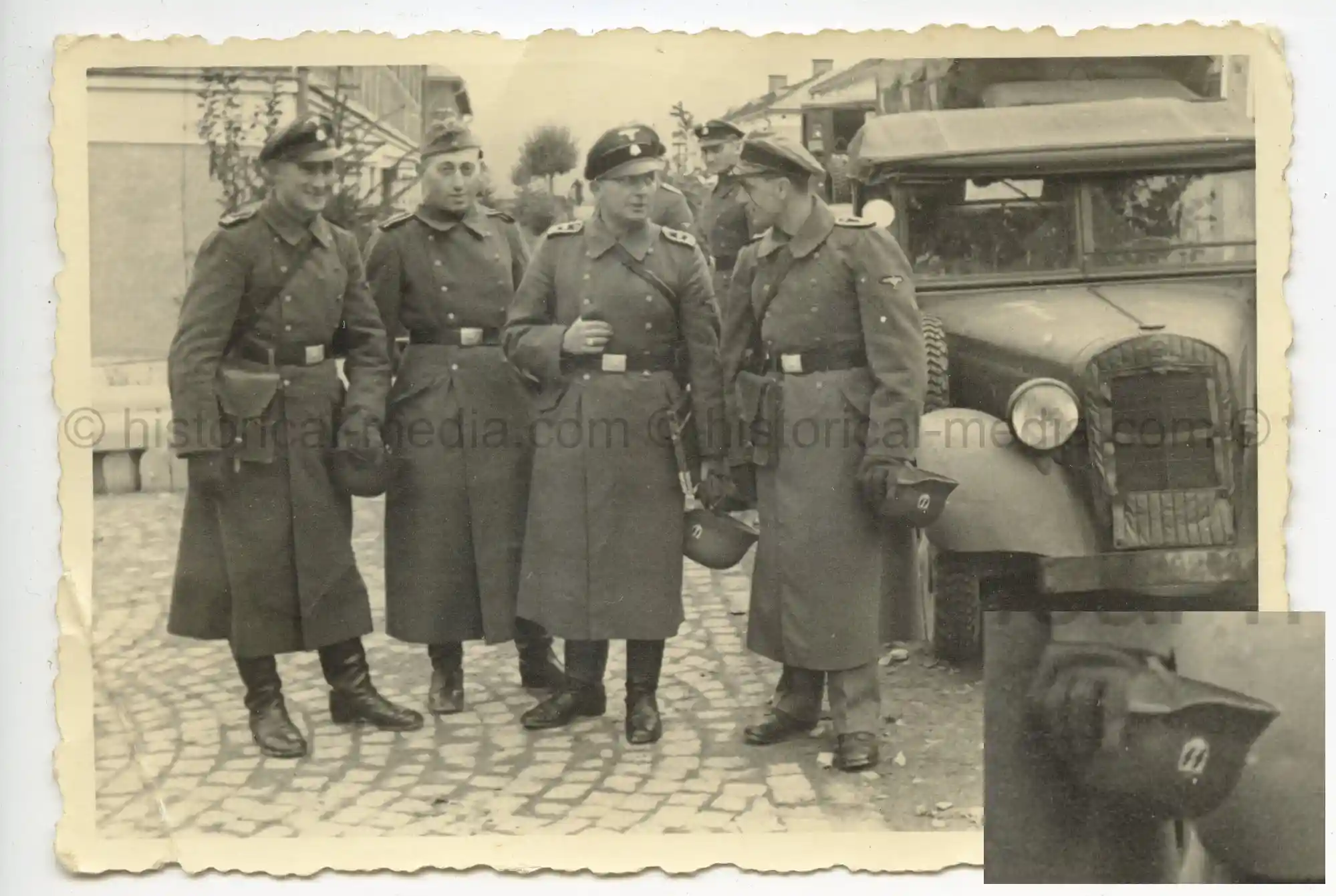 WAFFEN-SS PHOTO - WIKING OFFICERS & NCOS IN THE FIELD - SS HELMET INSIGNIA