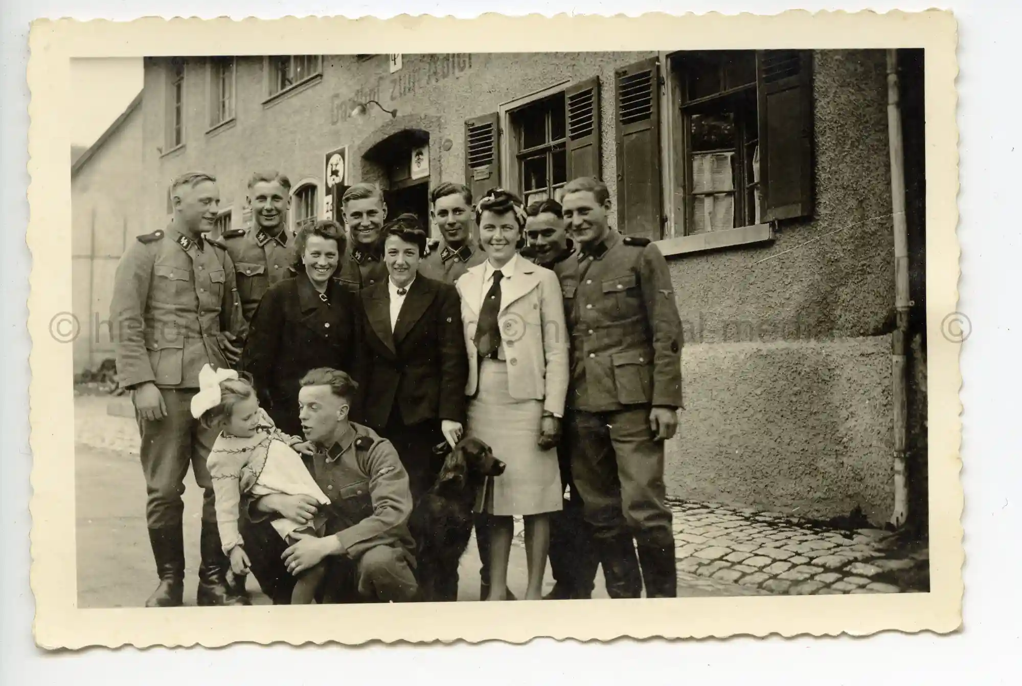 WAFFEN-SS PHOTO - WIKING SOLDIERS POSE W WOMEN AND GIRL