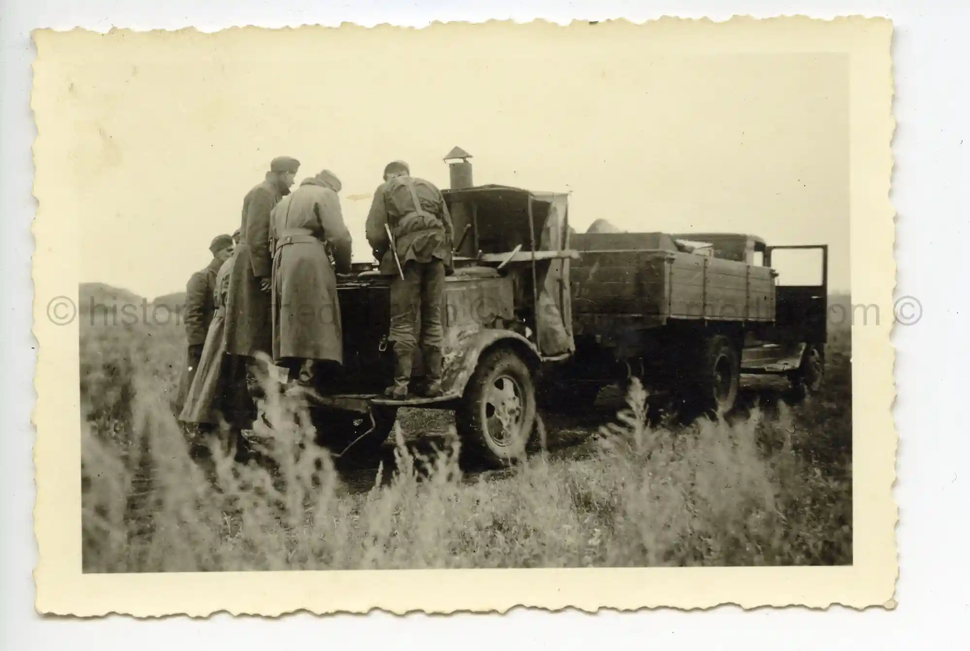 WAFFEN-SS PHOTO - WIKING TROOPS IN CAMO SMOCKS + FIELD KITCHEN