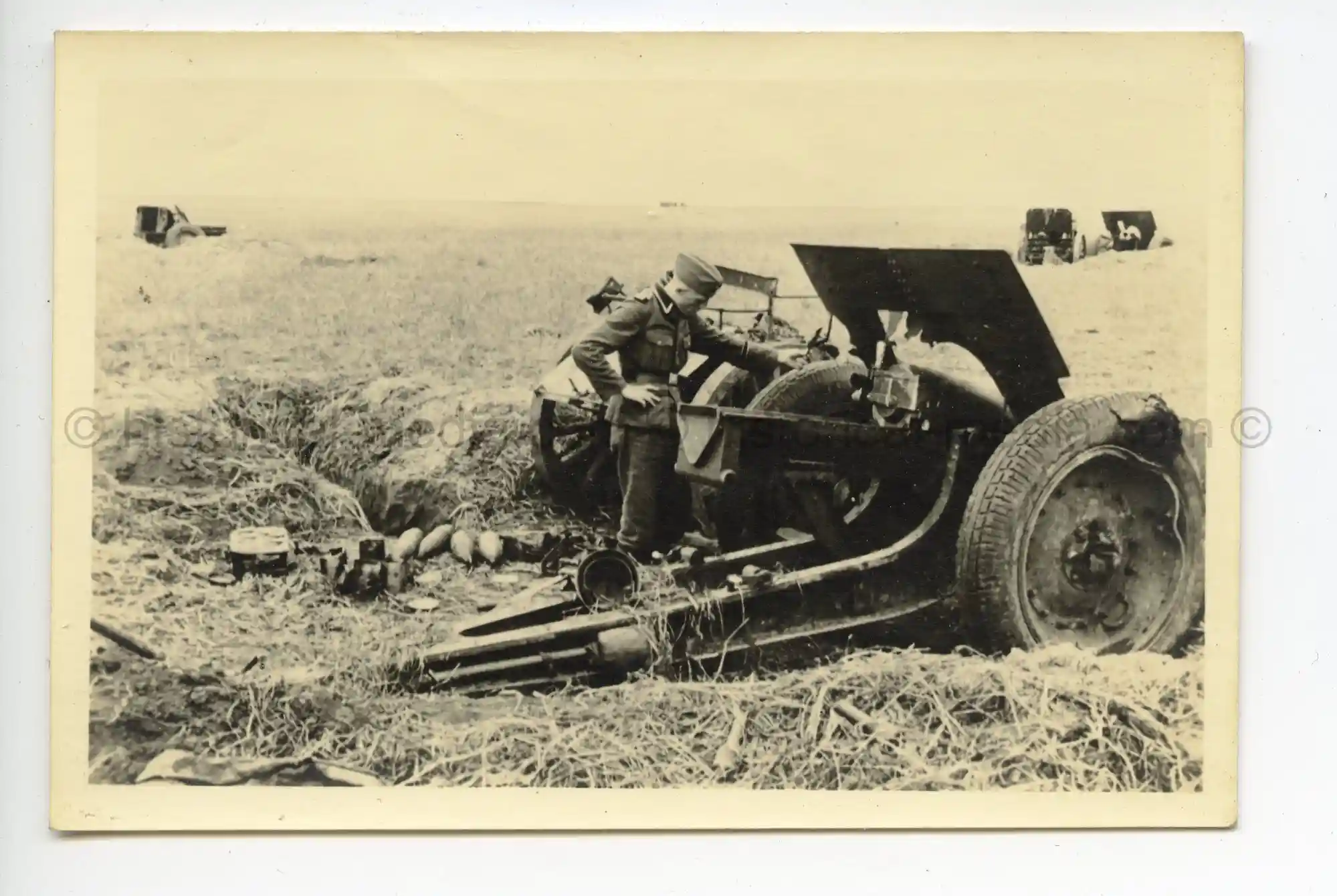 WAFFEN-SS PHOTO - WIKING SOLDIER INSPECTS RUSSIAN ANTI-TANK CANNON 1942