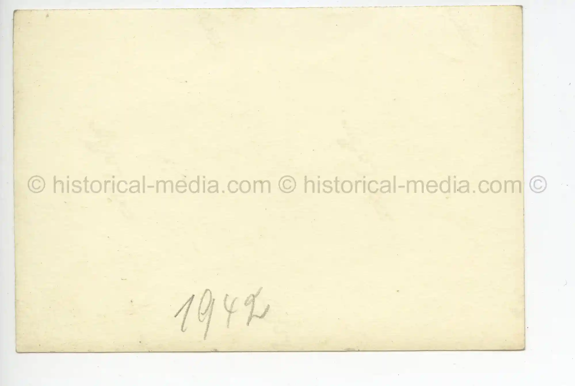 WAFFEN-SS PHOTO - WIKING SOLDIER INSPECTS RUSSIAN ANTI-TANK CANNON 1942