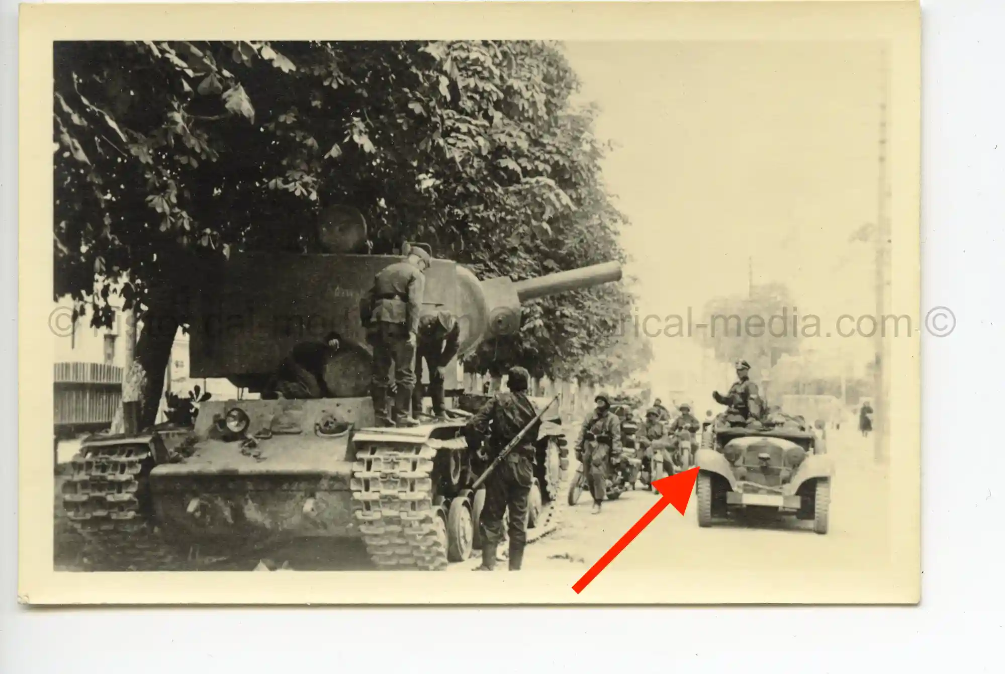 WAFFEN-SS PHOTO - WIKING TROOPS IN CAMO SMOCKS INSPECT RUSSIAN KV-2 TANK