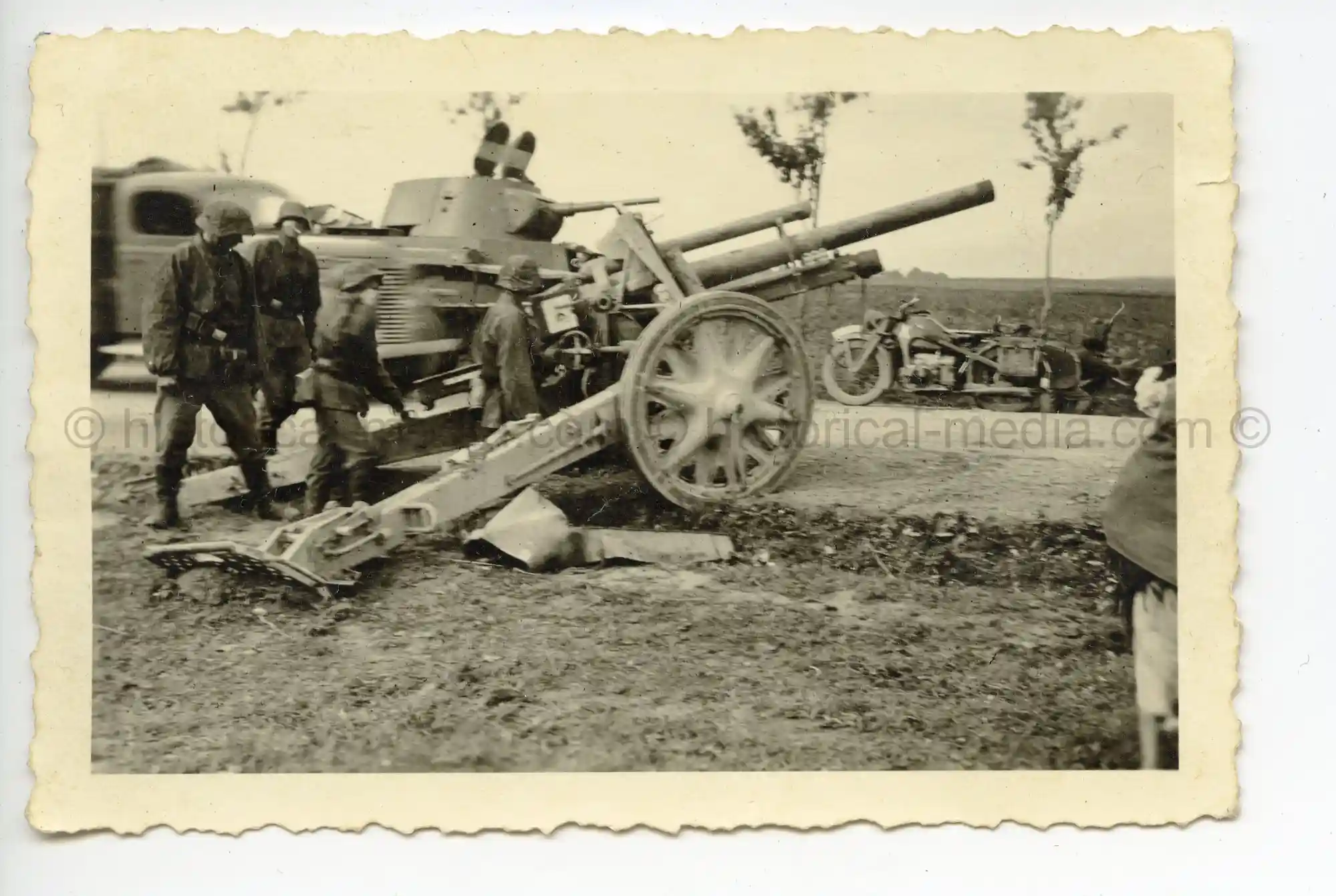 WAFFEN-SS PHOTO - WIKING TROOPS IN CAMO SMOCKS INSPECT RUSSIAN T-26 TANK * ARTILLERY