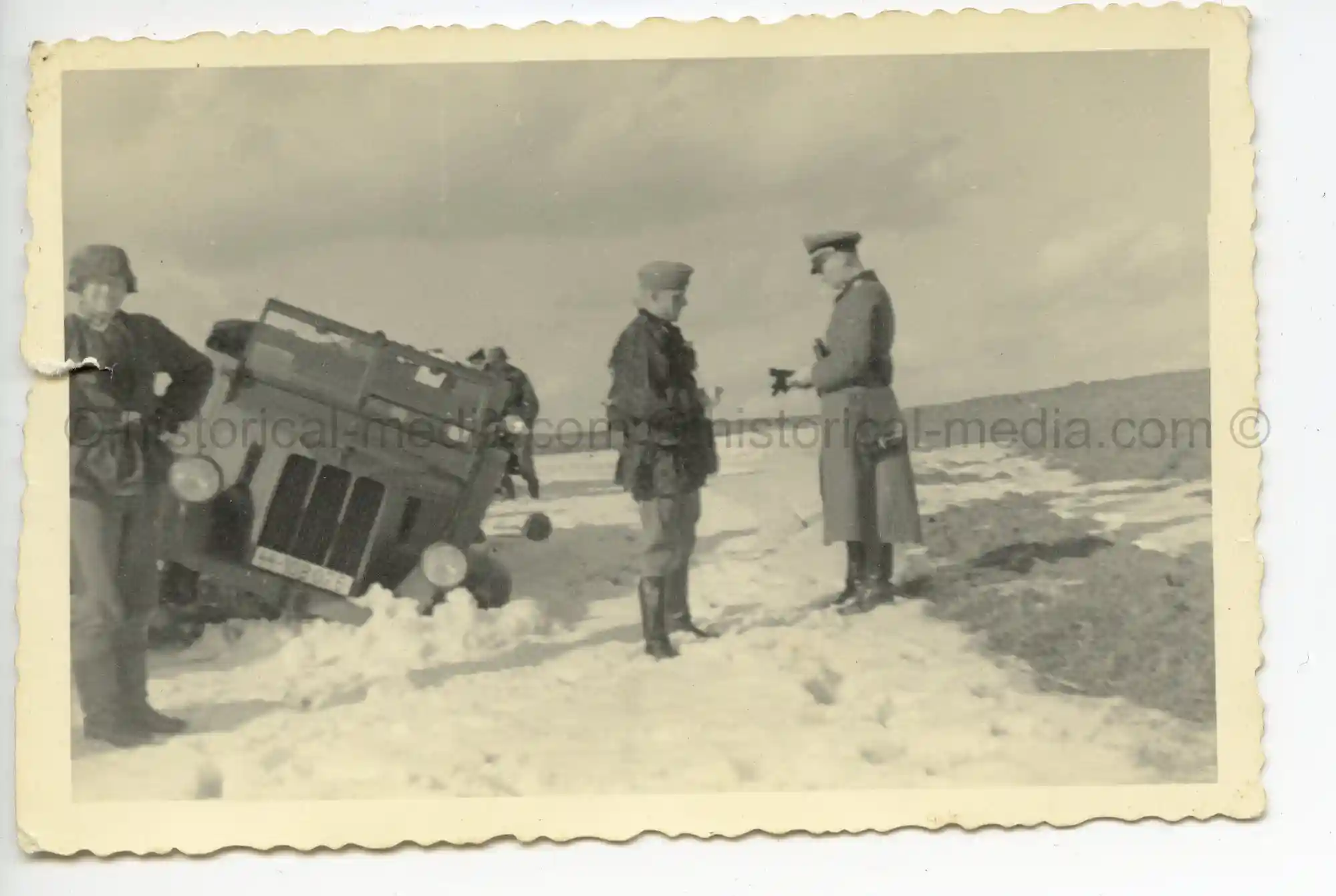 WAFFEN-SS PHOTO - WIKING TROOPS IN CAMO SMOCKS + LKW BOGGED DOWN IN SNOW