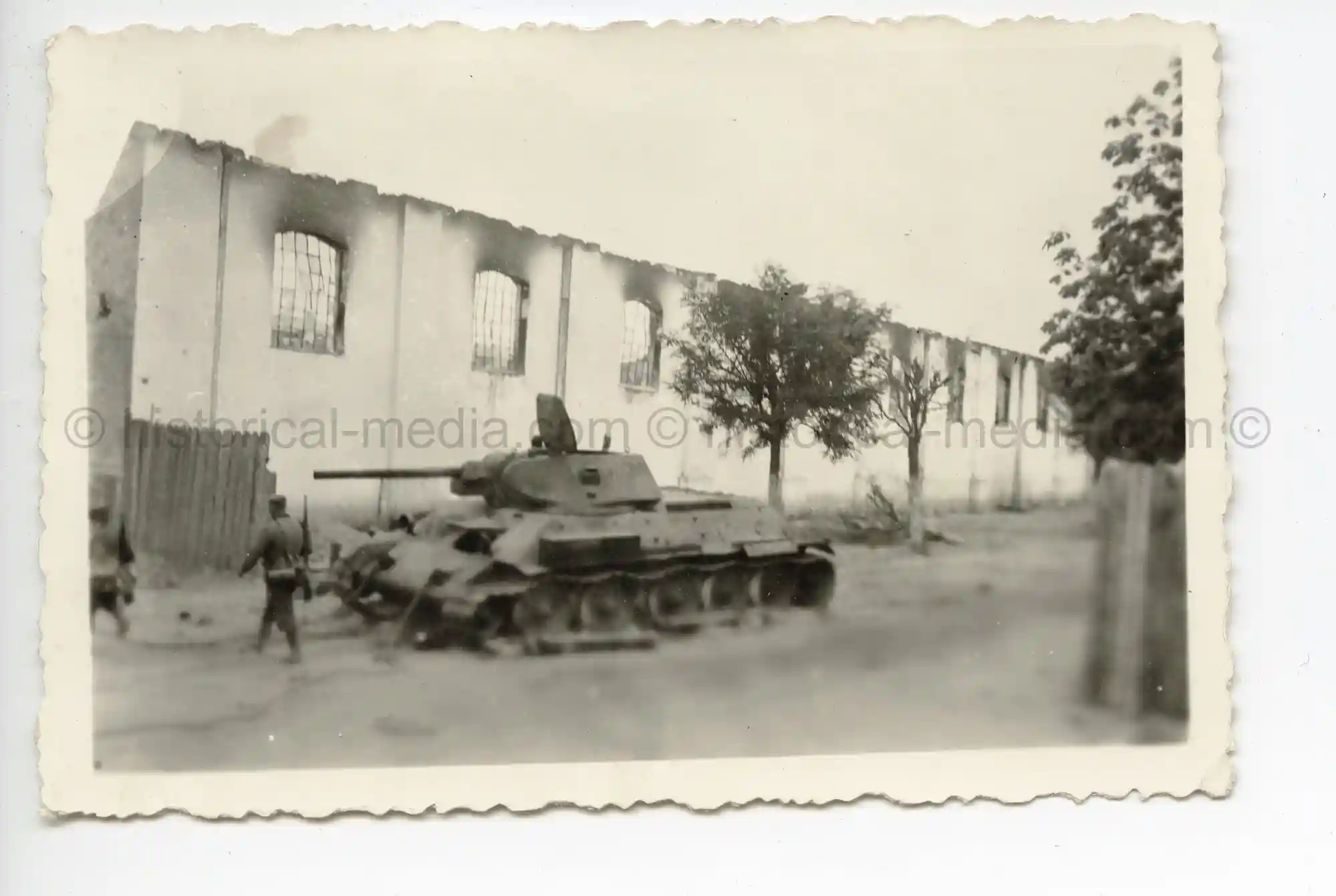 WAFFEN-SS PHOTO - WIKING UNIT PHOTOGRAPHS RUSSIAN T-34 TANK