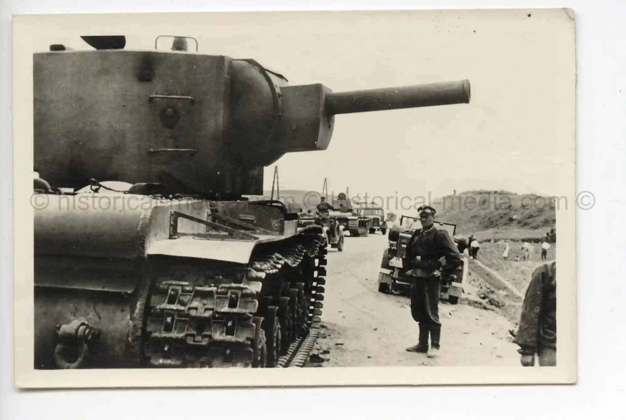 WAFFEN-SS PHOTO - WIKING TROOPS IN CAMO SMOCKS INSPECT RUSSIAN KV-2 TANK