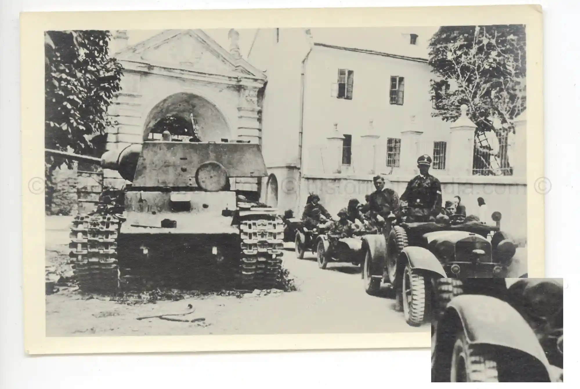 WAFFEN-SS PHOTO - WIKING TROOPS IN CAMO SMOCKS PASS RUSSIAN KV-1 TANK