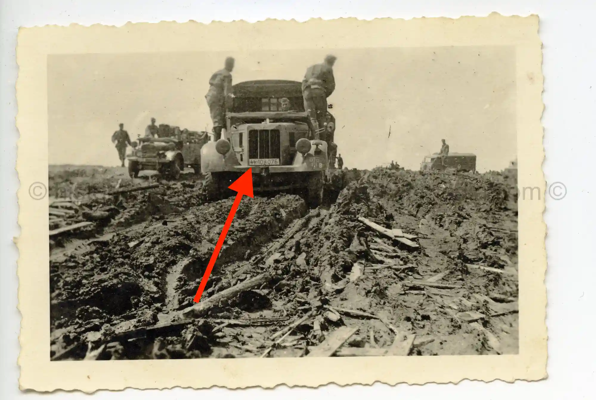 WAFFEN-SS PHOTO - WIKING VEHICLE BOGGED IN MUD + WIKING INSIGNIA + CAMO SMOCKS
