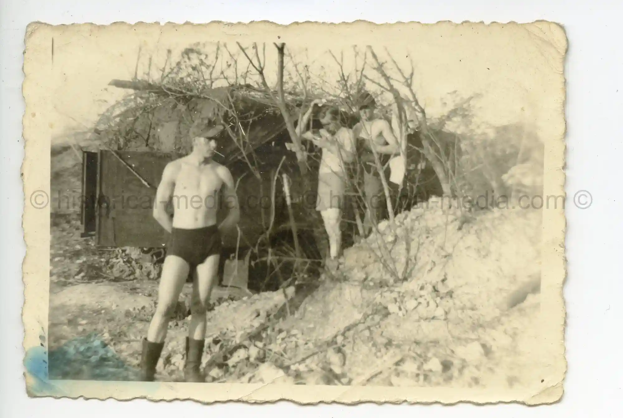 WAFFEN-SS PHOTO - WIKING SOLDIERS WEARING CAMO FIELD CAP M42 TARNMÜTZE