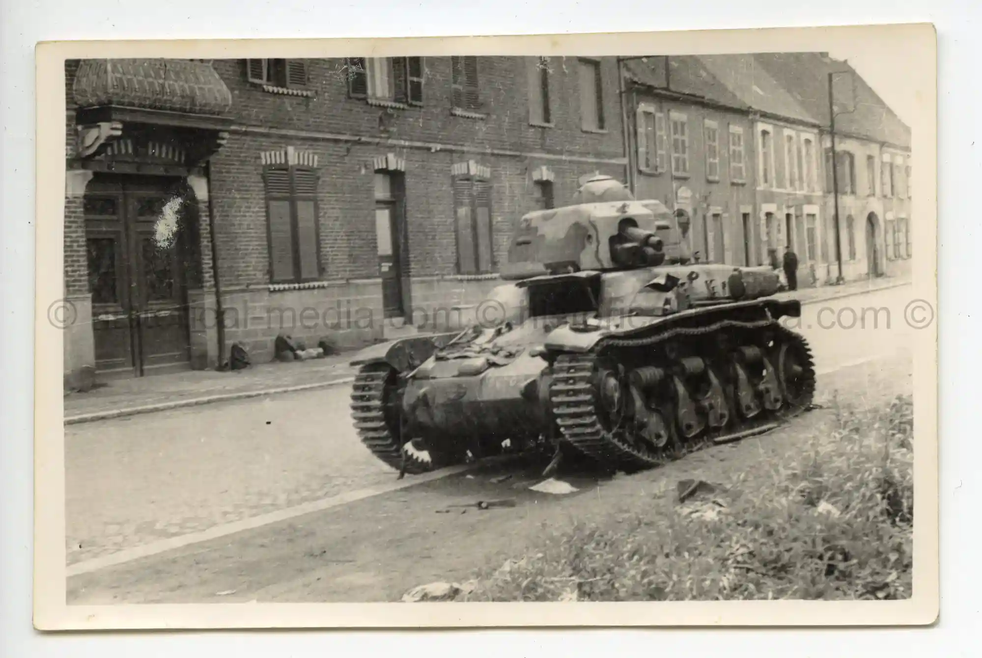 WAFFEN-SS PHOTO - SOLDIERS PASS FRENCH TANK