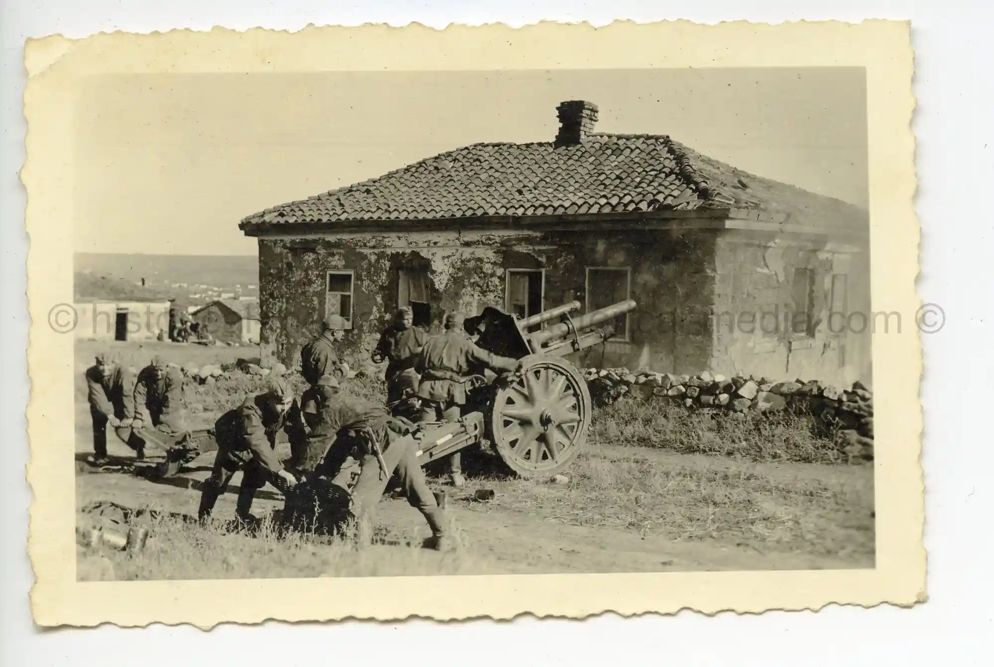 WAFFEN-SS PHOTO - WIKING ARTILLERY IN ACTION + CAMO SMOCKS IN WEAR