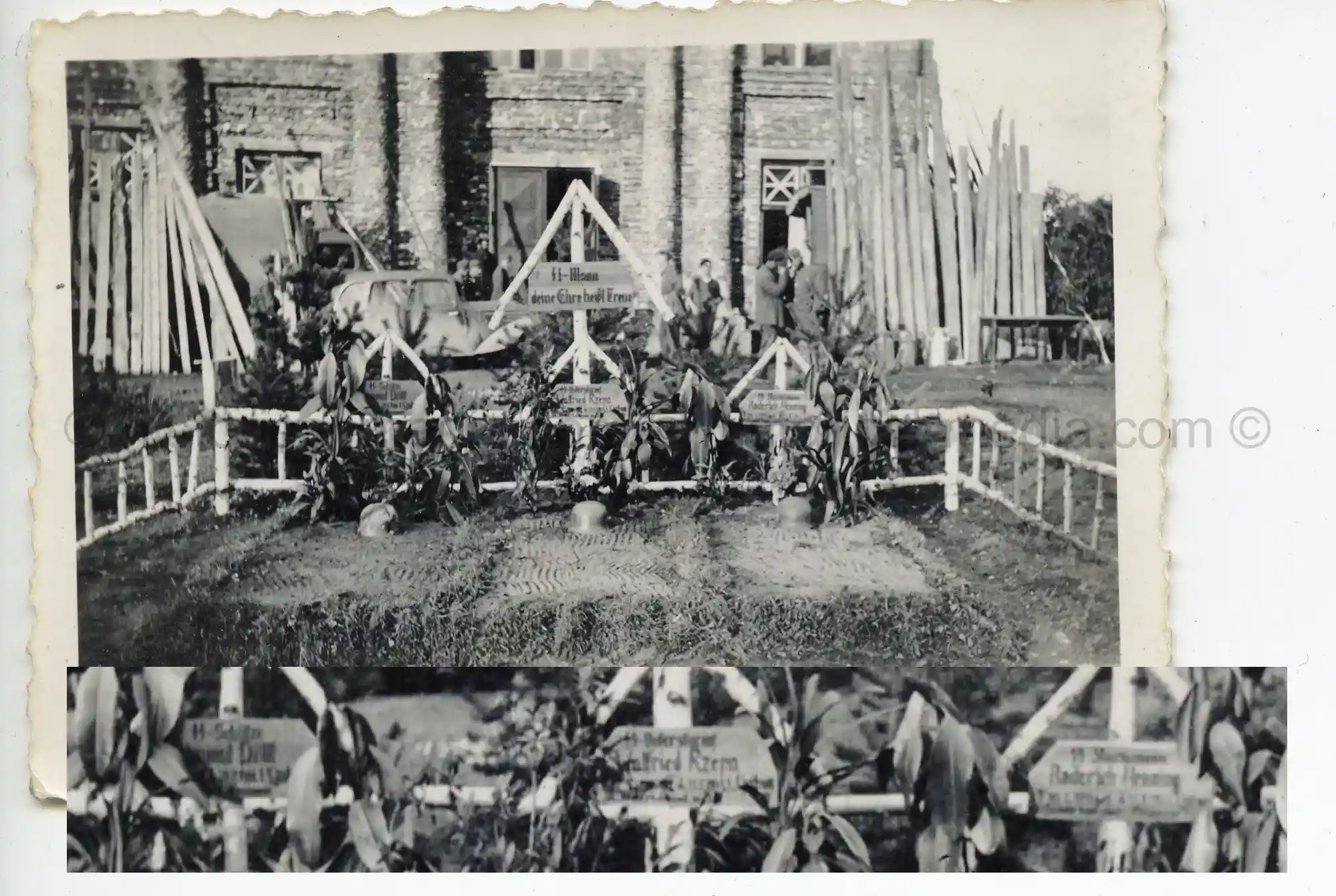 WAFFEN-SS PHOTO - WIKING CEMETERY IN THE FIELD + HELMETS