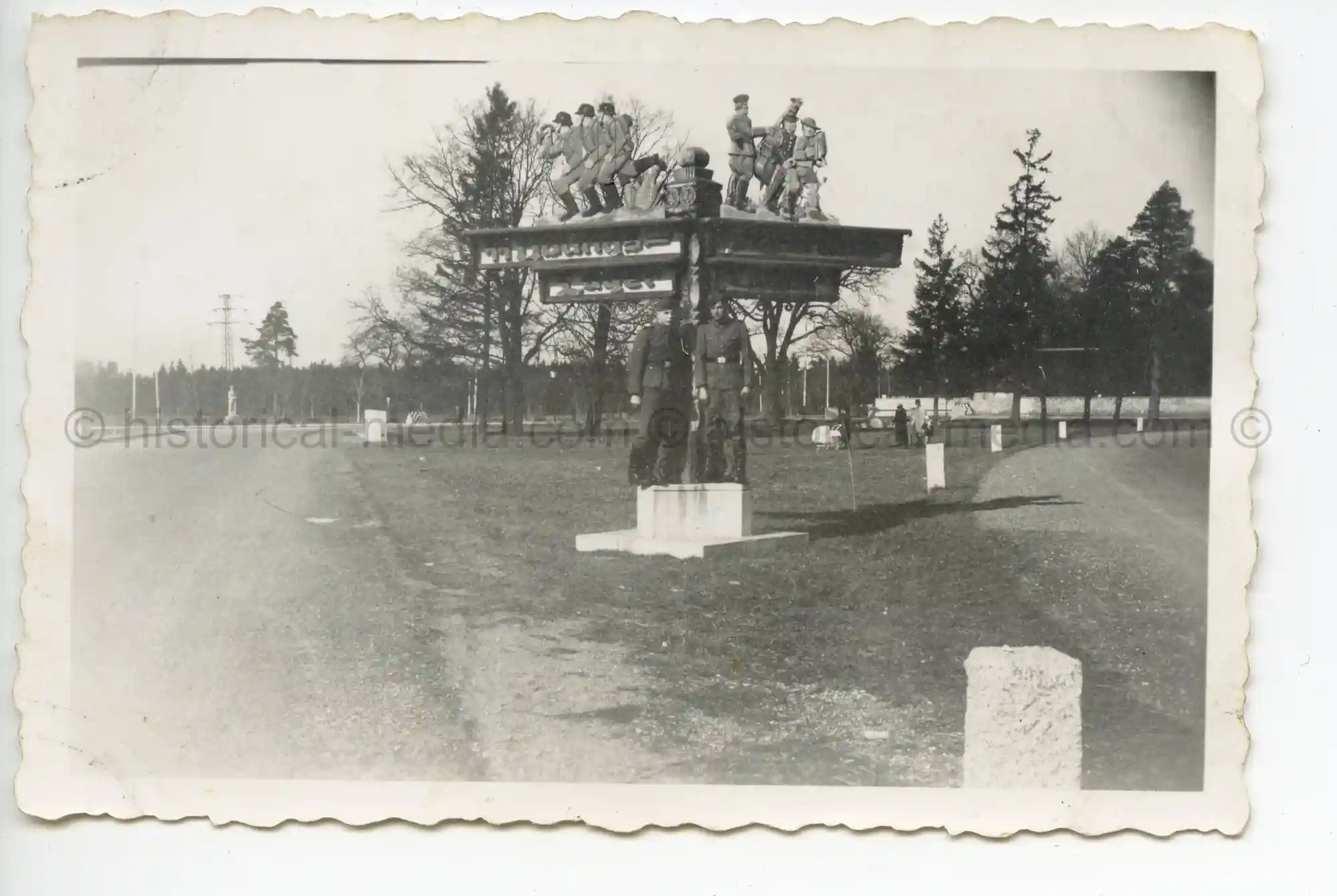 WAFFEN-SS PHOTO - SOLDIERS POSE BY DACHAU CONCENTRATION CAMP SIGN - RARE VIEW!