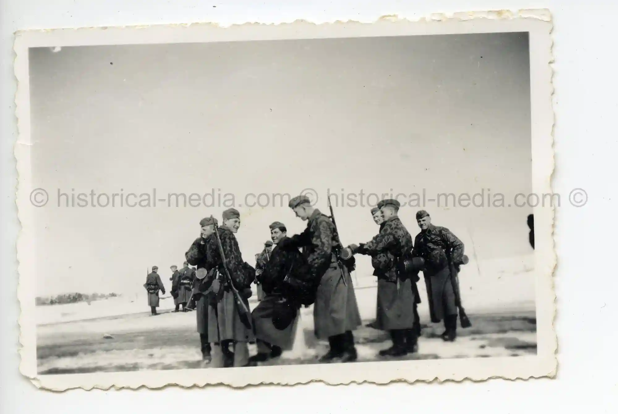 WAFFEN-SS PHOTO - WIKING SOLDIERS IN THE FIELD + CAMO SMOCKS IN WEAR