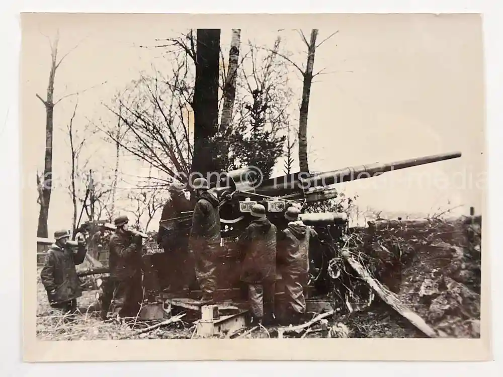ORIGINAL PRESS PHOTO - 8.8CM FLAK IN ACTION ON THE ODER - MARCH 1945