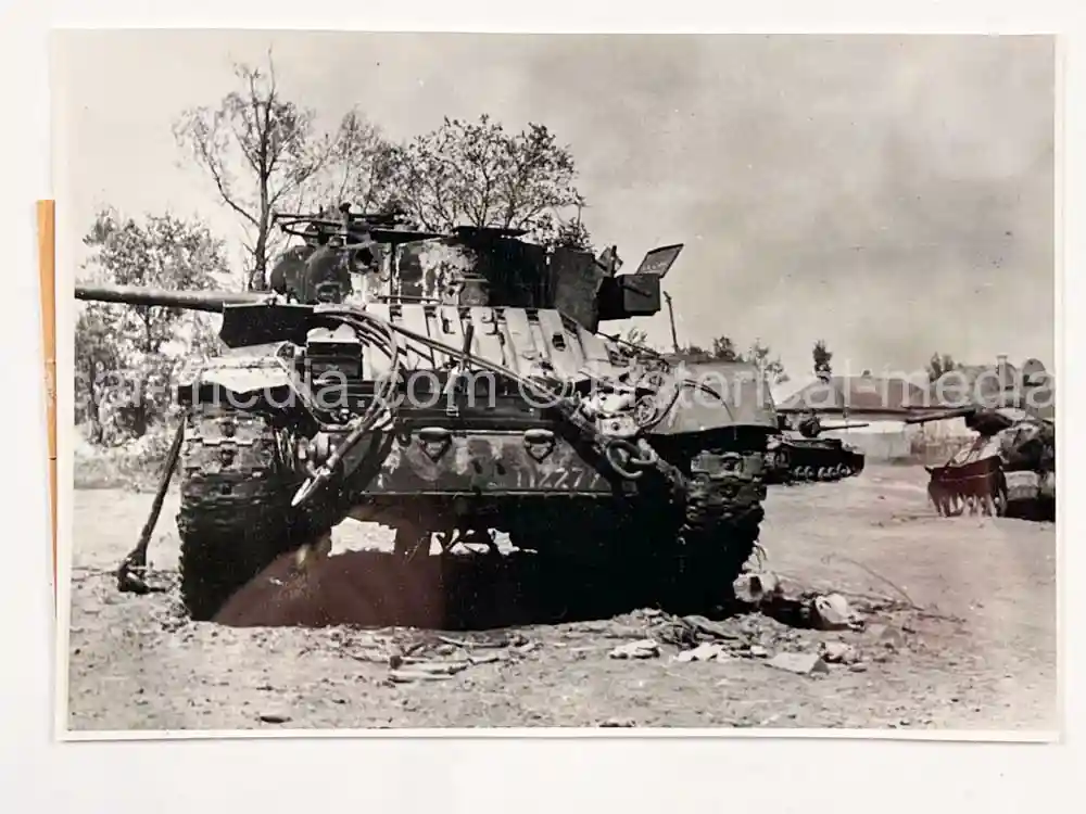 ORIGINAL PRESS PHOTO - RUSSIAN TANKS KNOCKED OUT - 1943 (VERSION 2)