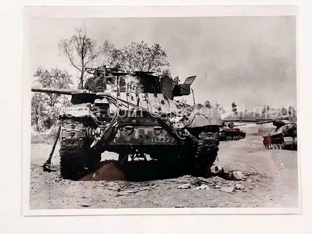 ORIGINAL PRESS PHOTO - RUSSIAN TANKS KNOCKED OUT - 1943 (VERSION 1)