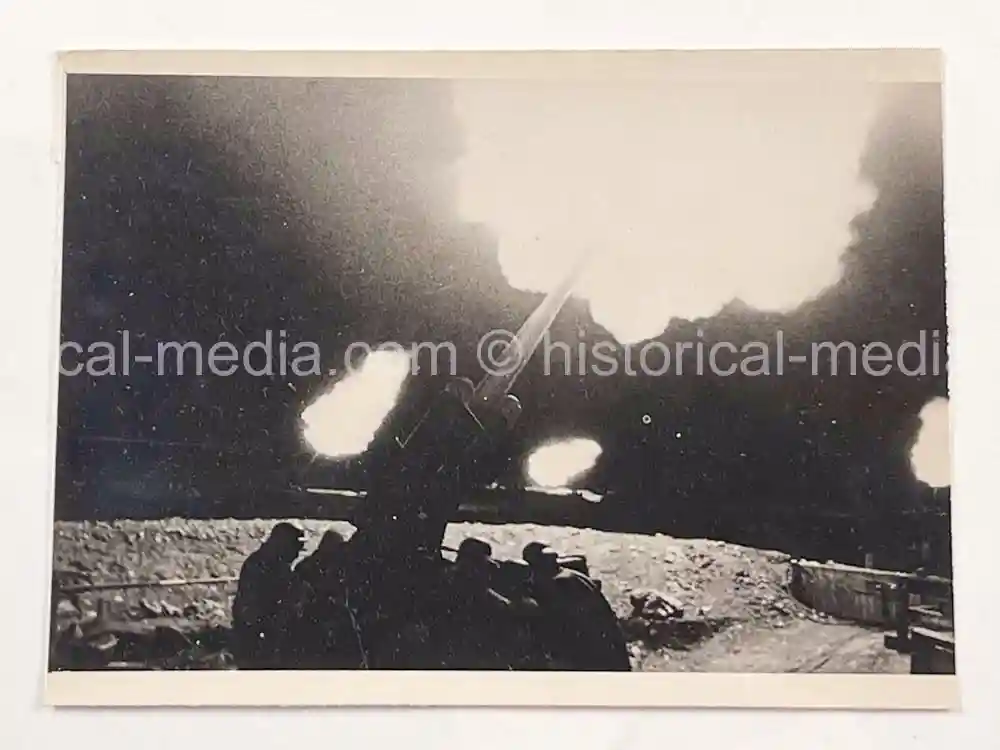 ORIGINAL PRESS PHOTO - 8.8CM FLAK FIRING AT NIGHT - MAY 1943