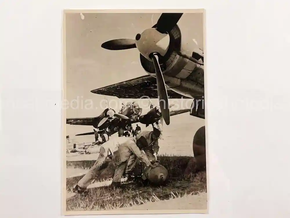 ORIGINAL PRESS PHOTO - BOMBS LOADED ONTO JU 88 BOMBERS