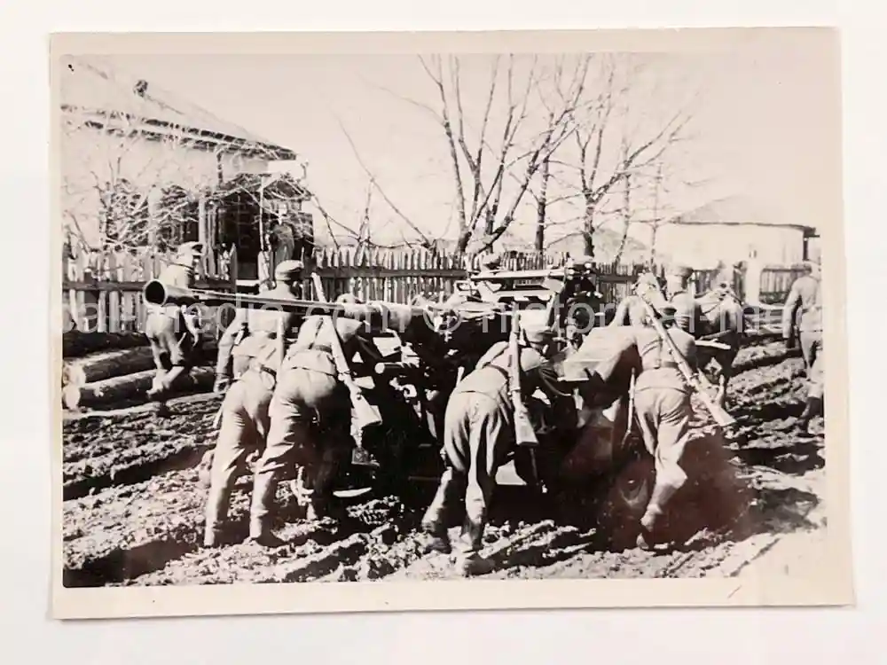 ORIGINAL PRESS PHOTO - FLAK CANNON & CREW IN RUSSIA