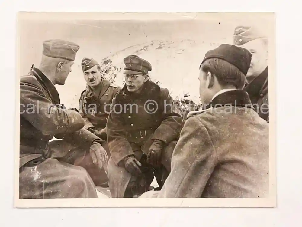 ORIGINAL PRESS PHOTO - JAPANESE OFFICER VISITS RUSSIAN FRONT