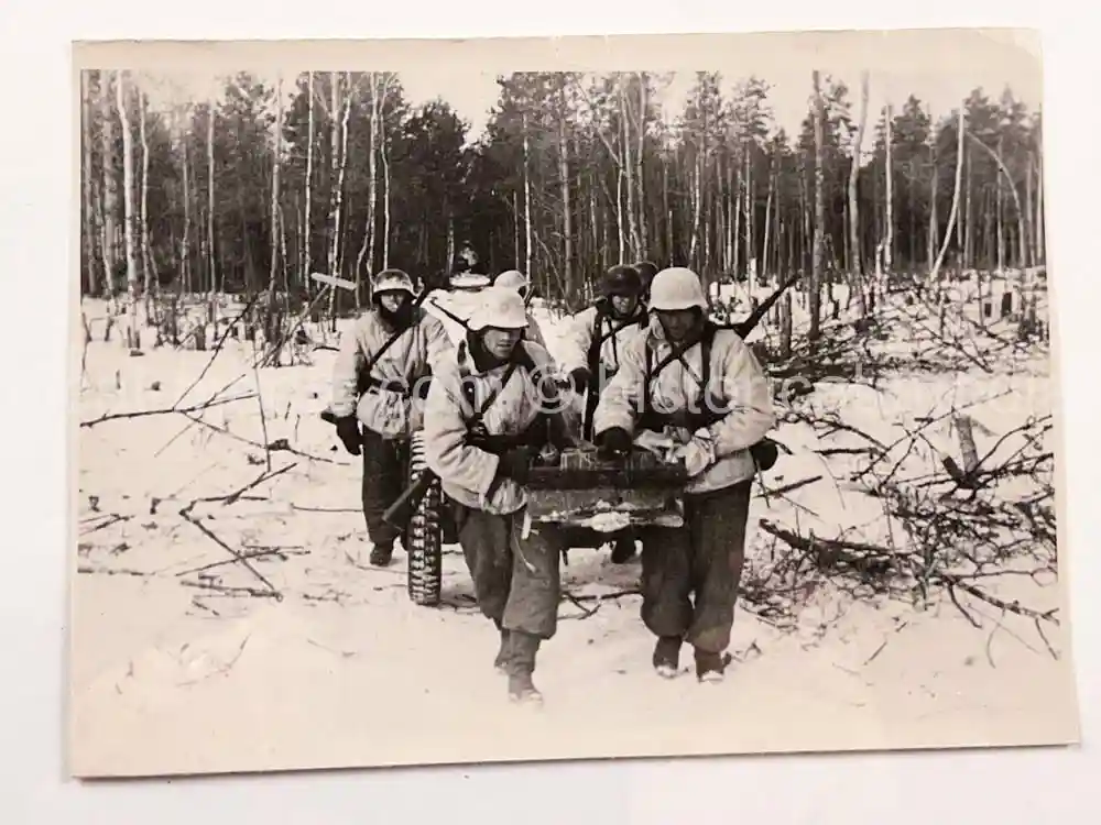ORIGINAL PRESS PHOTO - PANZERJAEGER CREW IN ACTION - STARAJA RUSSA