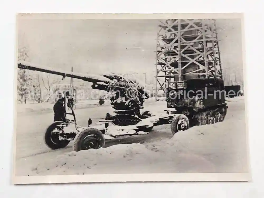 ORIGINAL PRESS PHOTO - 8.8CM FLAK CANNON & CREW IN RUSSIAN WINTER - 1942