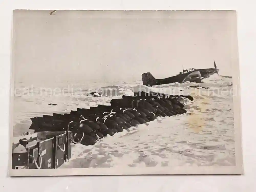 ORIGINAL PRESS PHOTO - JU 87 STUKA ON AIRFIELD IN RUSSIA 1942