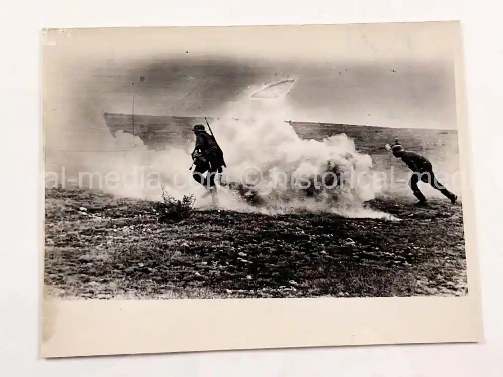 ORIGINAL PRESS PHOTO - GERMAN SOLDIERS IN COMBAT - KRIM - 1942