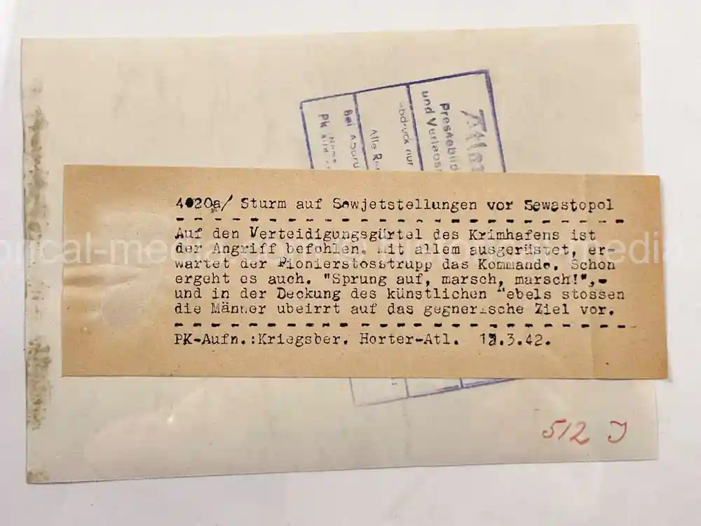 ORIGINAL PRESS PHOTO - GERMAN SOLDIERS IN COMBAT - SEVASTAPOL - 1942
