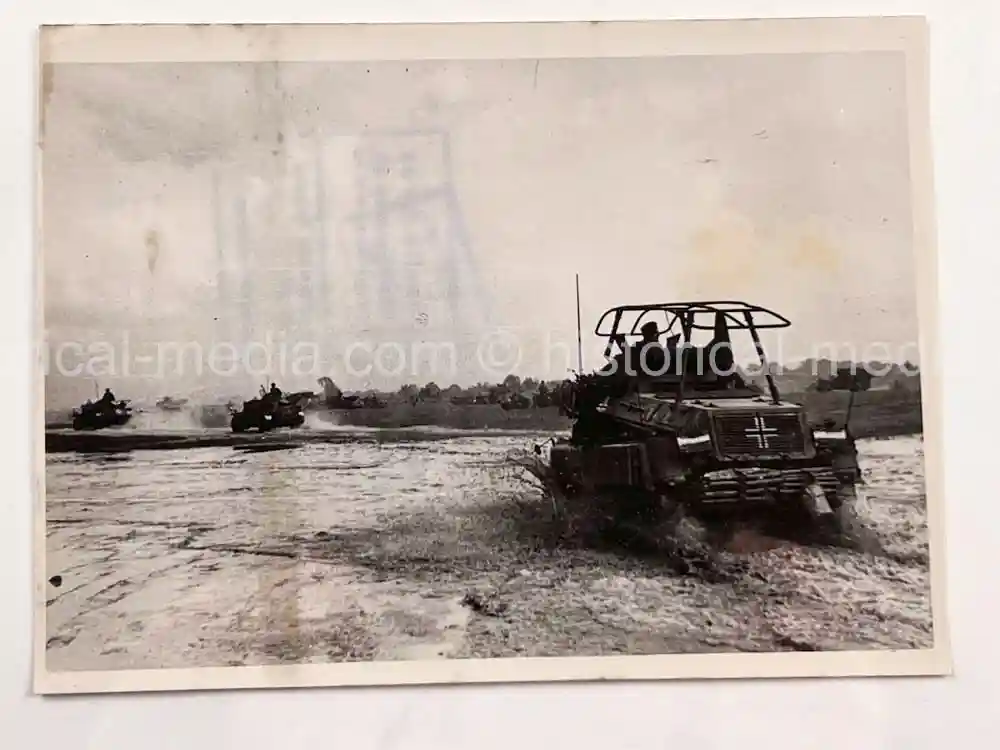 ORIGINAL PRESS PHOTO - PANZERSPAHWAGENS ON THE ROLL IN RUSSIA - NOVEMBER 1941