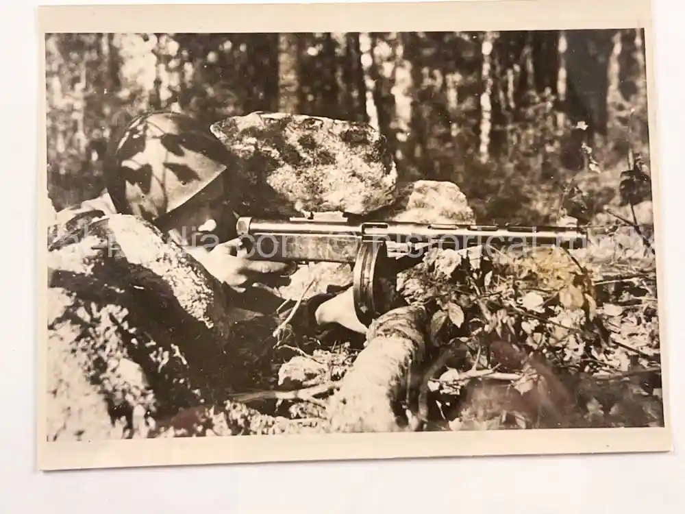 ORIGINAL PRESS PHOTO - FINNISH SOLDIER W/ SUB MACHINE GUN IN ACTION